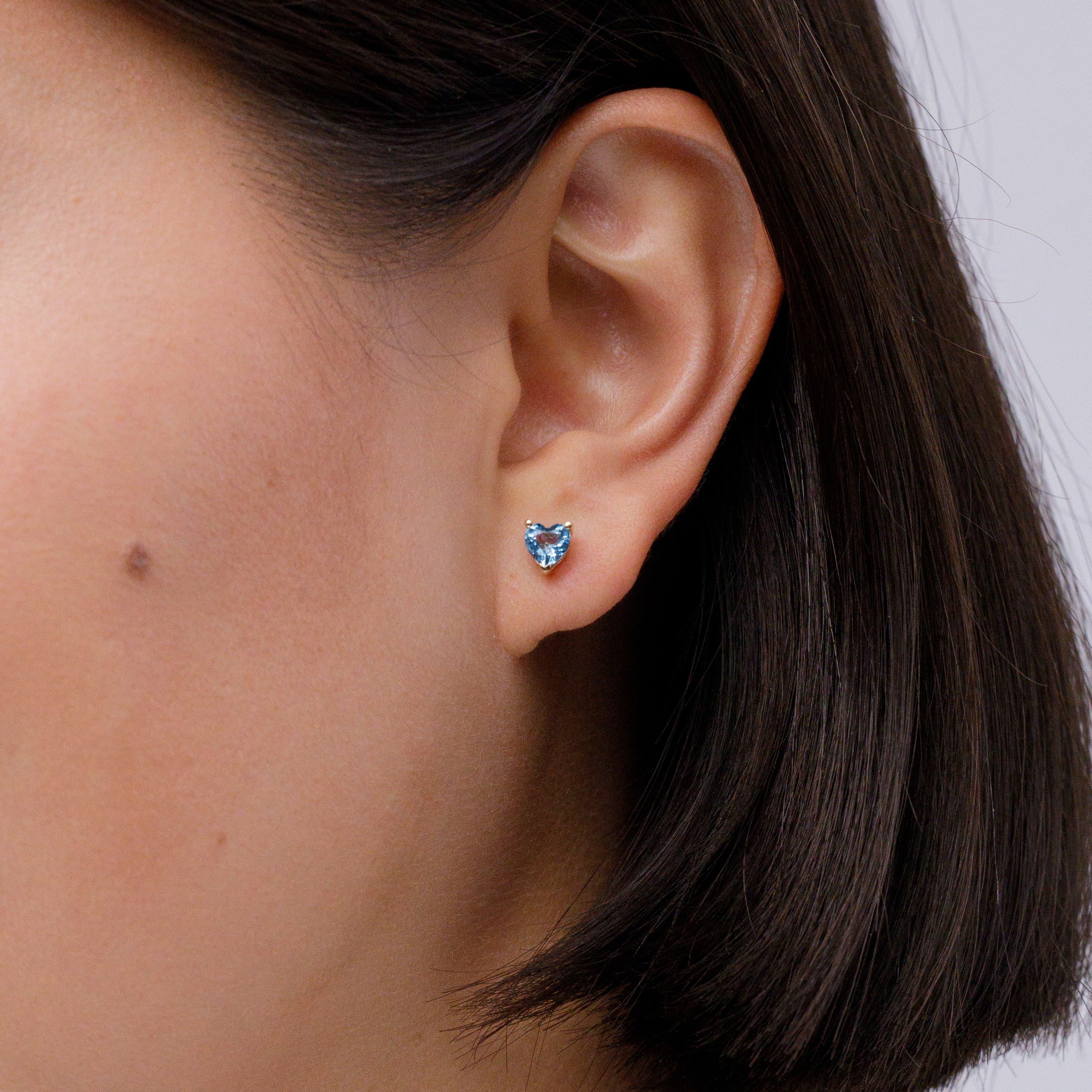 Angara Natürliche 1,2 ct Schweizer Blautopas Solitär Herz Ohrstecker in 14K Gold (Moderne) im Angebot