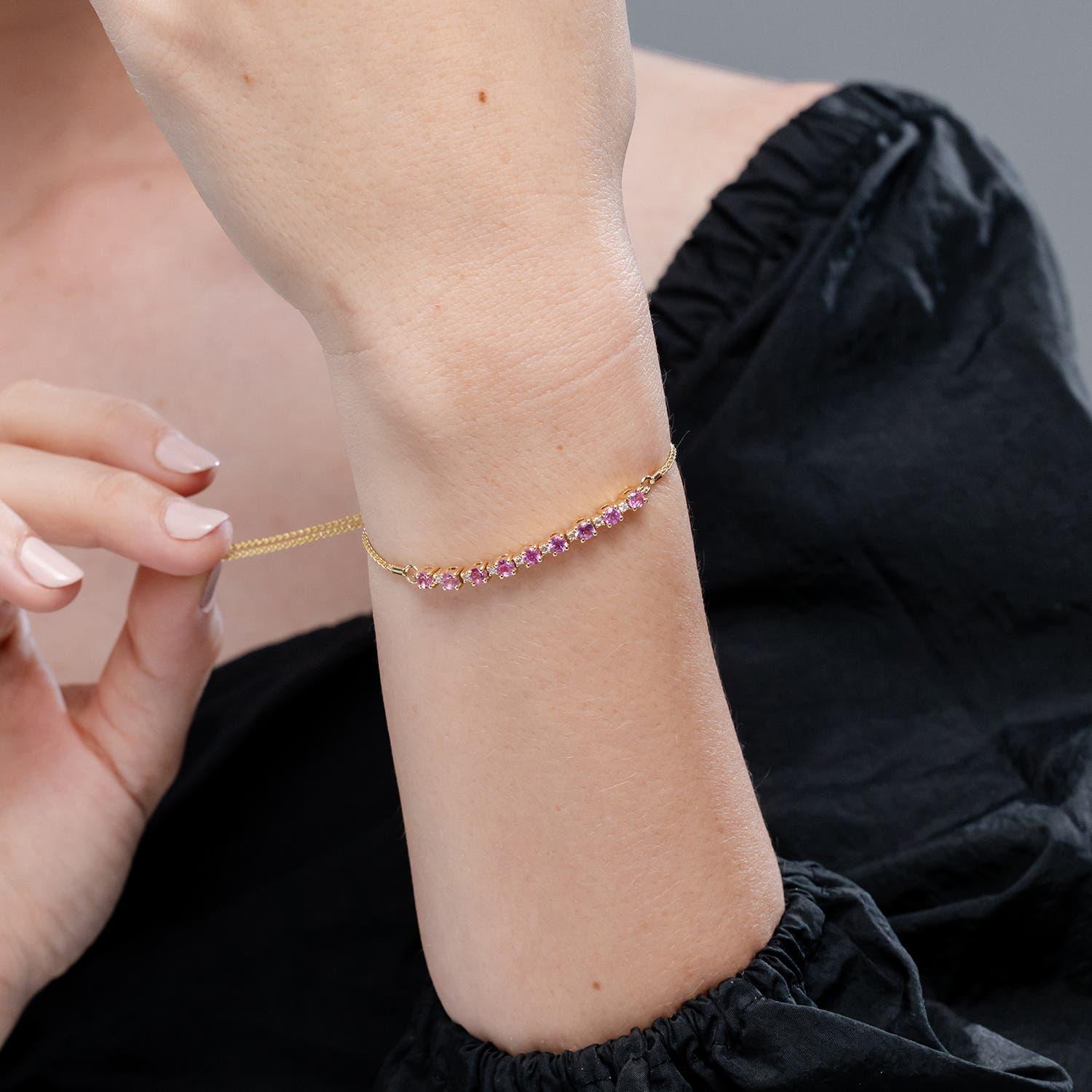 Angara Natural 1,26ct Pink Sapphire und Diamant Tennis Bolo Armband in 14K Gold (Rundschliff) im Angebot
