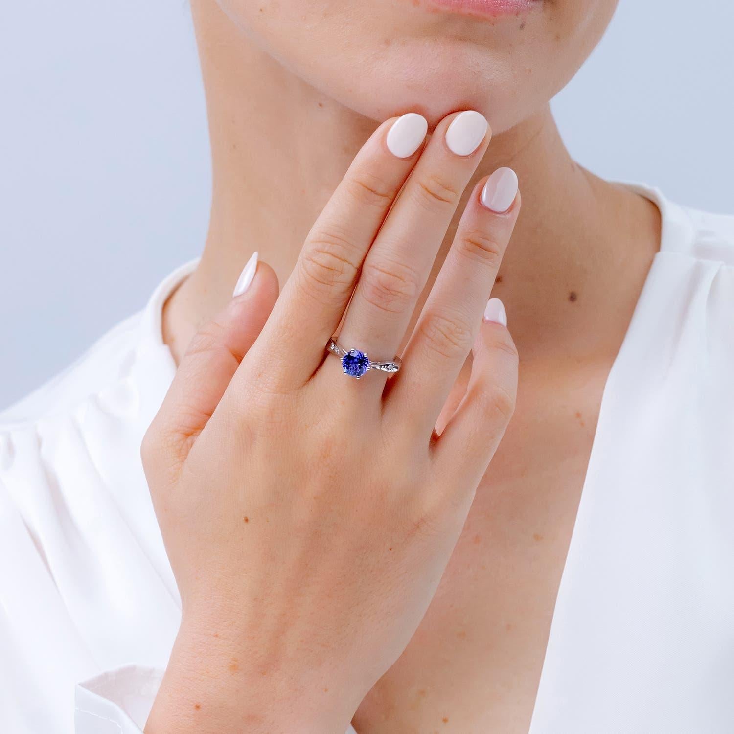 Angara natürlichen 1,45 ct Tansanit Solitär-Ring mit Diamanten in 14K Solid Gold (Moderne) im Angebot