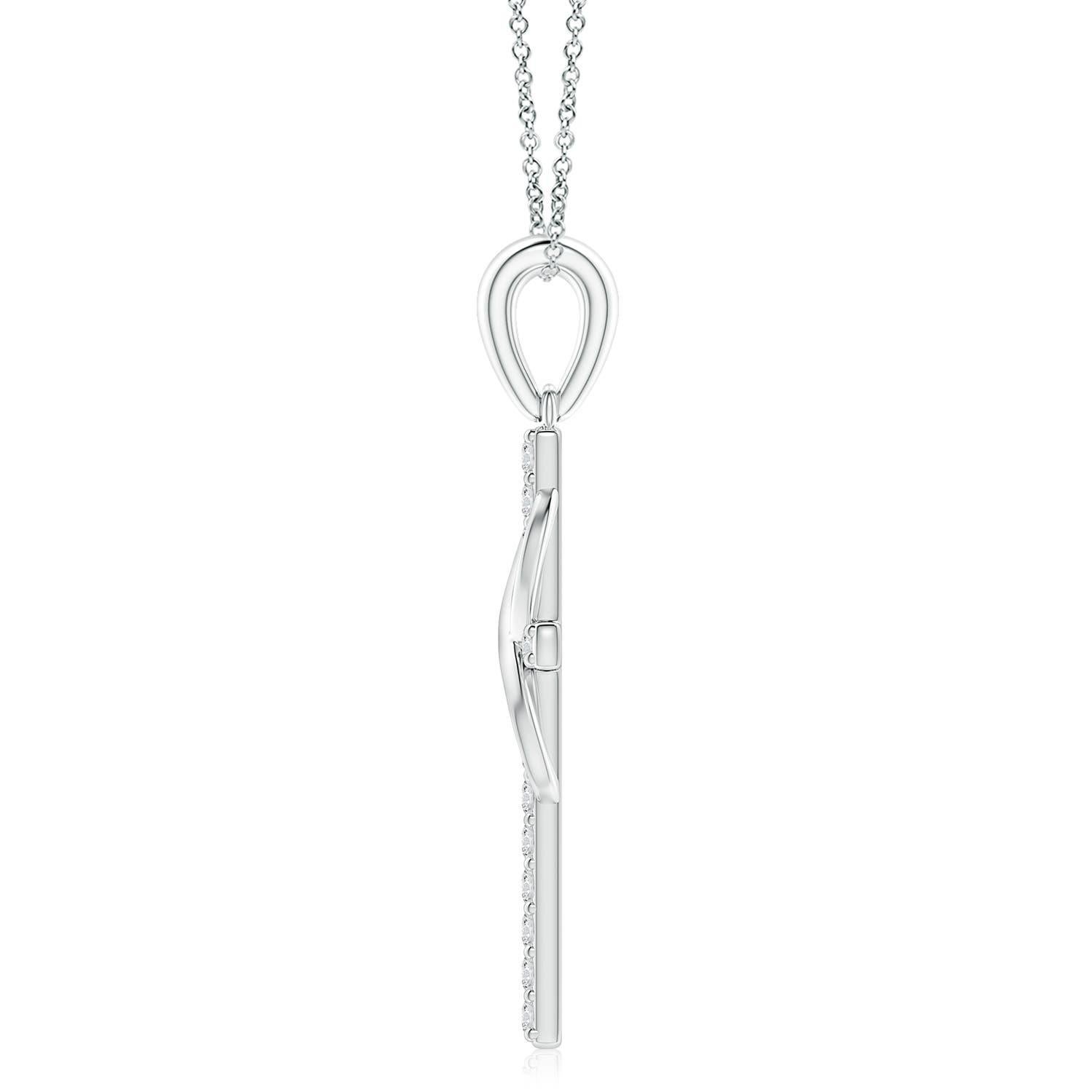 Ce symbole religieux emblématique présente deux aspects significatifs en un. La croix sertie de diamants, suspendue à une balle unie, représente l'espoir et la foi. Il est orné d'une boucle d'infini entrelacée verticalement qui représente l'amour