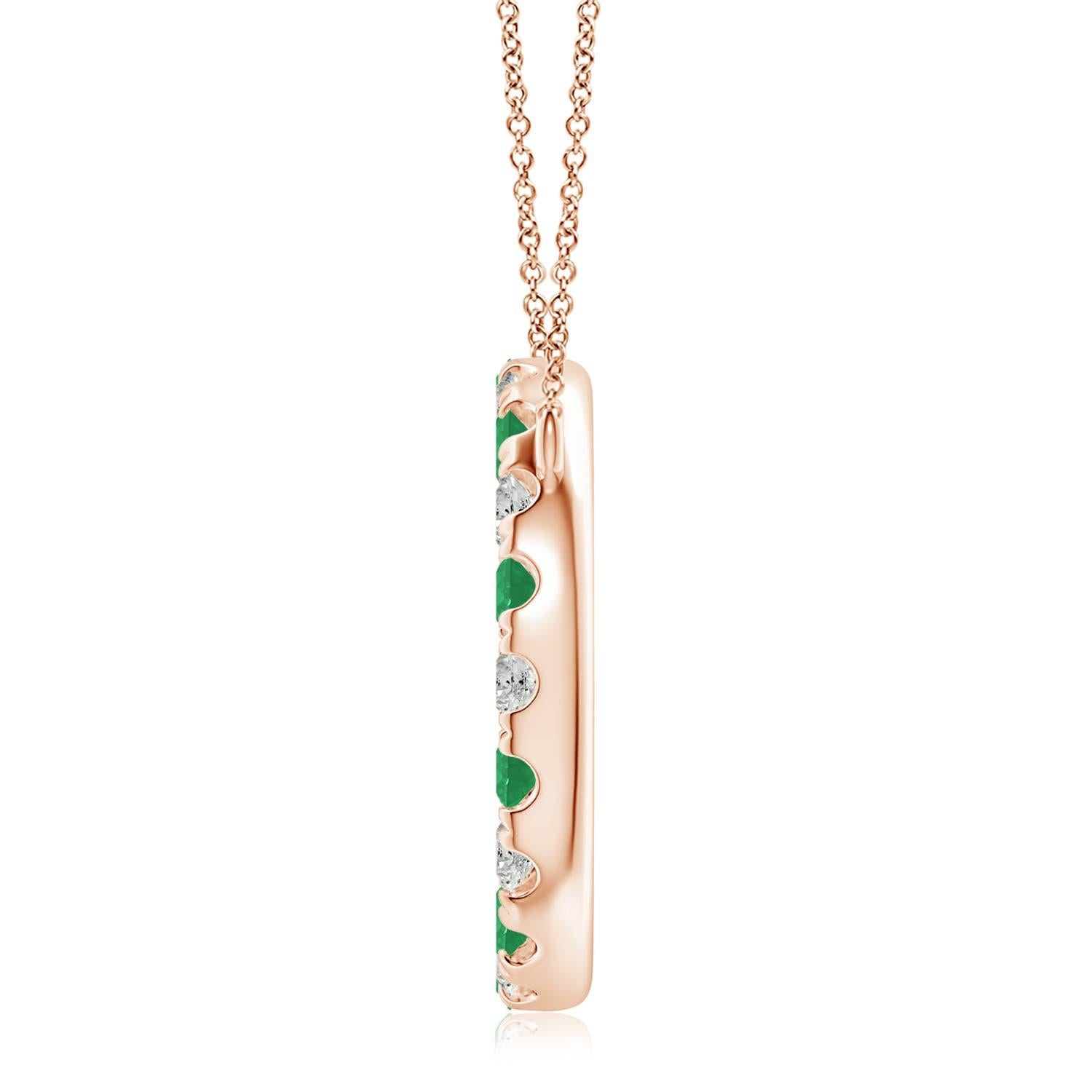 Dieser schlichte, elegante Anhänger besteht aus einem offenen Kreis, der mit üppigen grünen Smaragden und funkelnden Diamanten besetzt ist. Die Edelsteine strahlen eine atemberaubende Schönheit aus und scheinen auf der Kette zu schweben. Diese