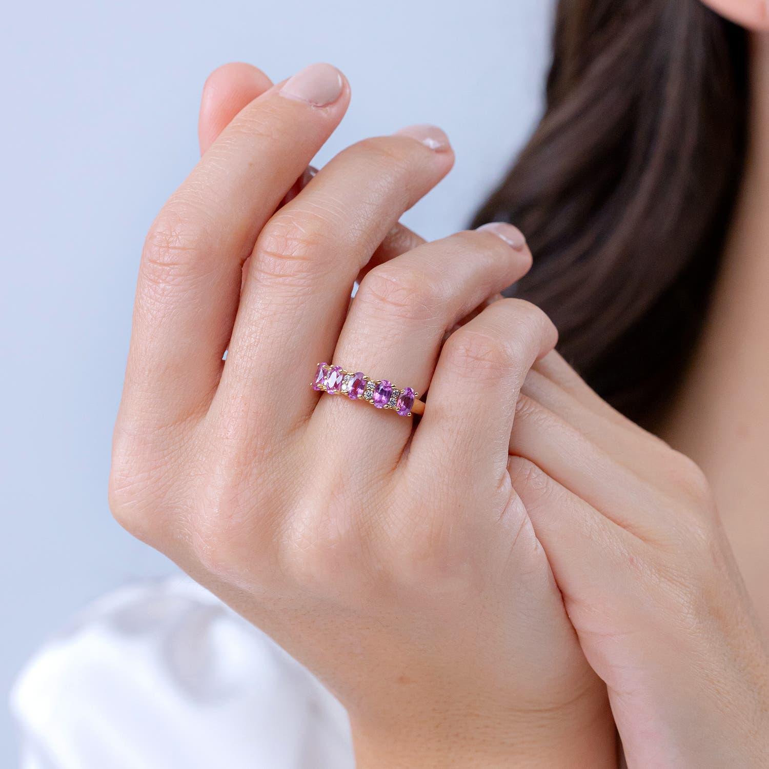 Moderne Angara Nature 1.5 ct Pink Sapphire and Diamond Wedding Ring in 14K Solid Gold (Anneau de mariage en or massif 14K) en vente