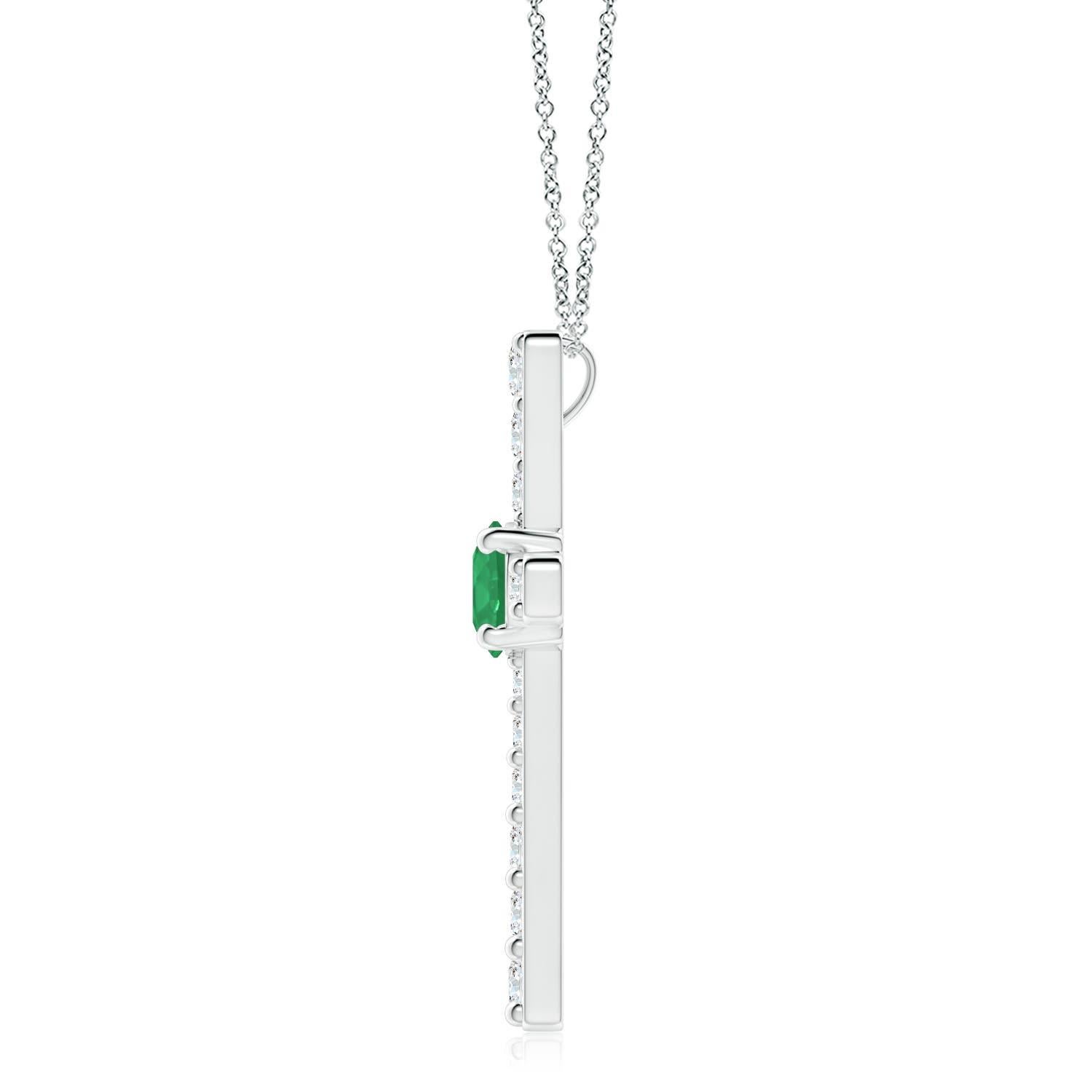 Questo ciondolo a forma di croce realizzato in oro bianco 14k è una splendida espressione della tua fede. È tempestato di diamanti rotondi incastonati e di un lussureggiante smeraldo verde al centro, che crea un bellissimo contrasto.
Lo smeraldo è