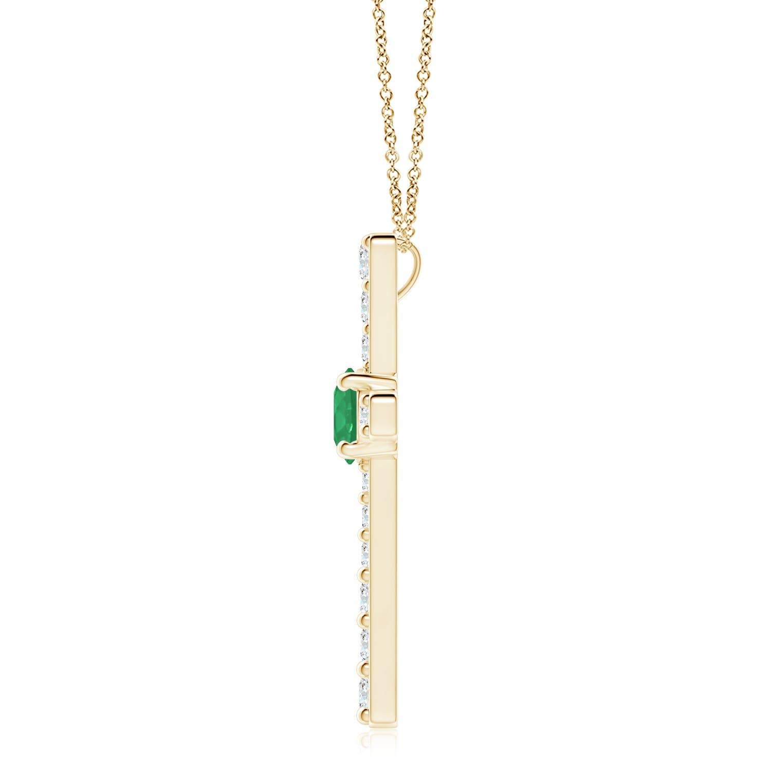Ce pendentif en forme de croix réalisé en or jaune 14k est une splendide expression de votre foi. Elle est ornée de diamants ronds sertis sur la tranche et d'une émeraude verte luxuriante en son centre, ce qui crée un magnifique
