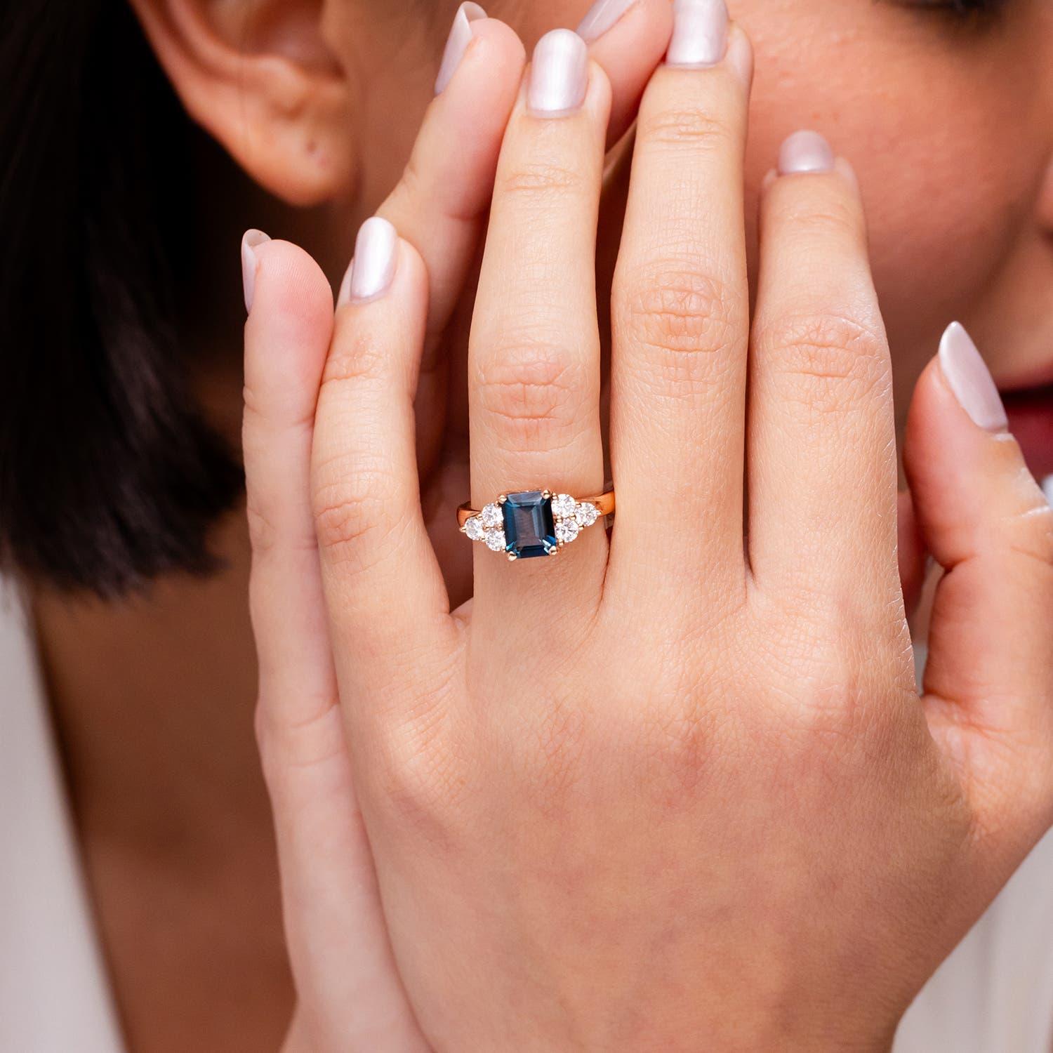 Anillo Angara de Topacio Azul de Londres Natural de 1,95 ct con Diamante en Oro Macizo de 14K Moderno en venta
