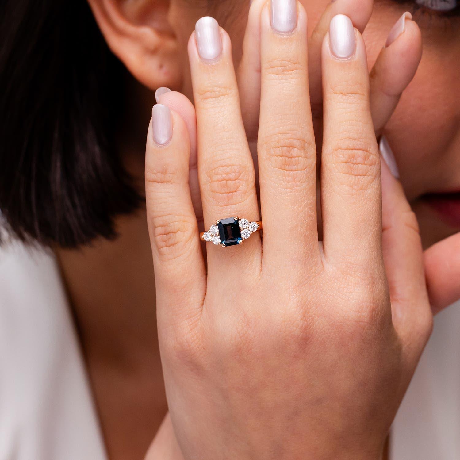 Anillo Angara de Topacio Azul de Londres Natural de 1,95 ct con Diamante en Oro Macizo de 14K Corte esmeralda en venta