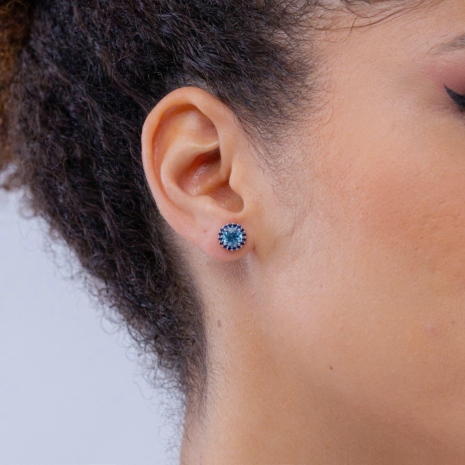 Moderne Angara Natural 1.9ct Swiss Blue Topaz and Sapphire Halo Earring in 14K Gold (Boucles d'oreilles en or 14K) en vente