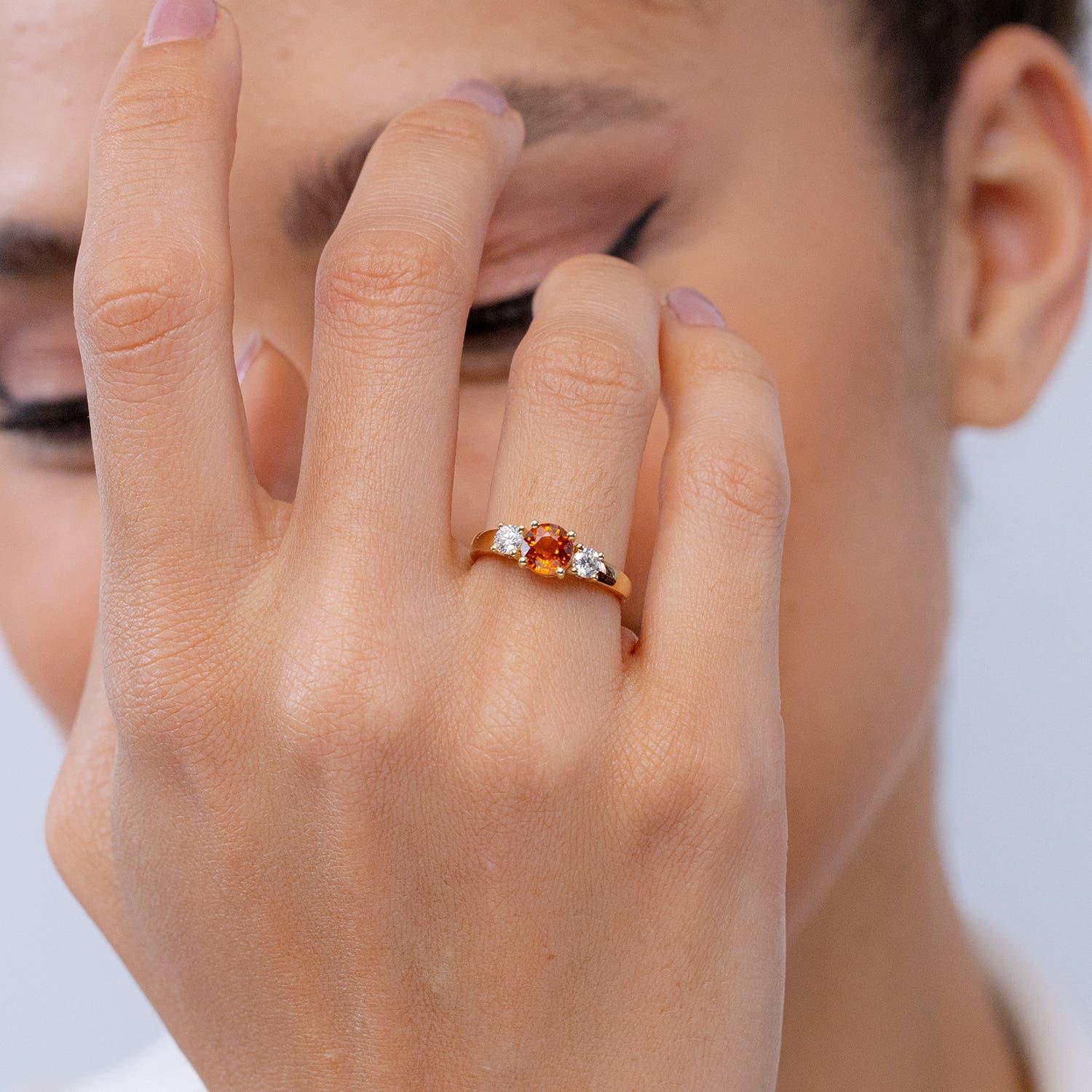 Angara natürlichen 1ct Orange Saphir und Diamant Verlobungsring in 14K massivem Gold (Moderne) im Angebot