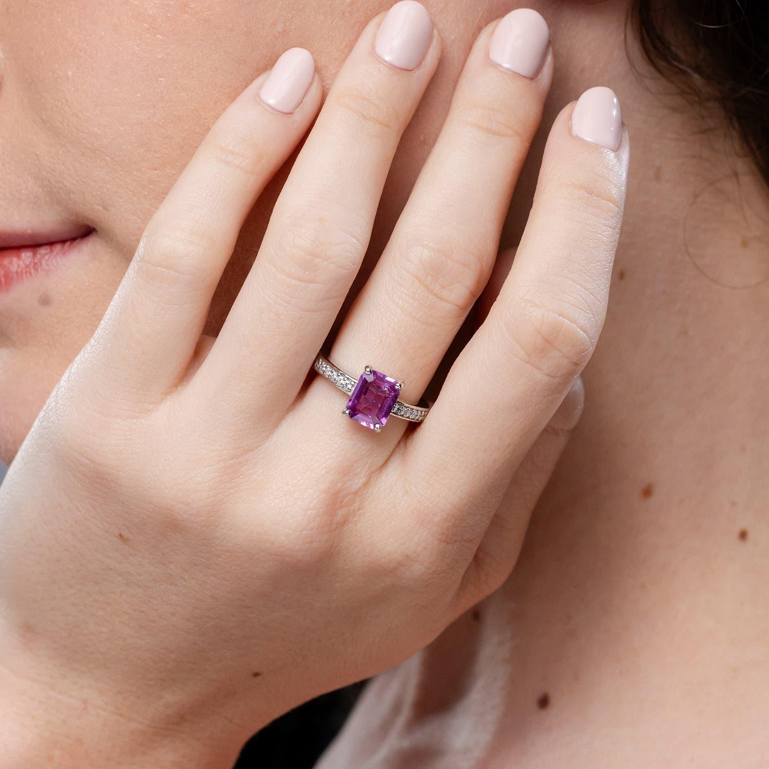 Angara natürlichen 2 ct rosa Saphir Cocktail-Ring mit Diamanten in 14K massivem Gold (Moderne) im Angebot