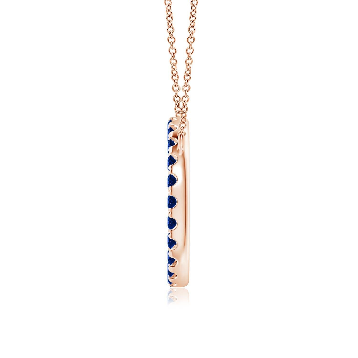 Eleganza semplice, questo ciondolo abbagliante presenta un cerchio aperto tempestato di zaffiri blu. Gli zaffiri rotondi sono meravigliosi e sembrano fluttuare sulla catena. Questo raffinato ciondolo a forma di cerchio con zaffiro è realizzato in
