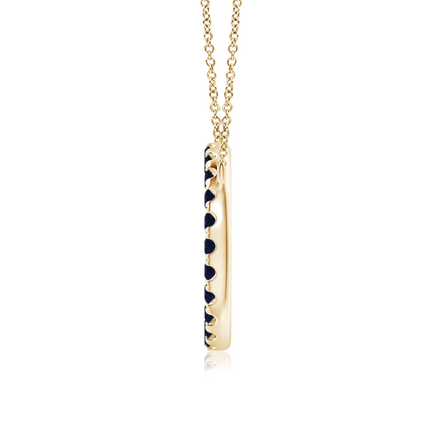 Eleganza semplice, questo ciondolo abbagliante presenta un cerchio aperto tempestato di zaffiri blu. Gli zaffiri rotondi sono meravigliosi e sembrano fluttuare sulla catena. Questo raffinato ciondolo a forma di cerchio con zaffiro è realizzato in
