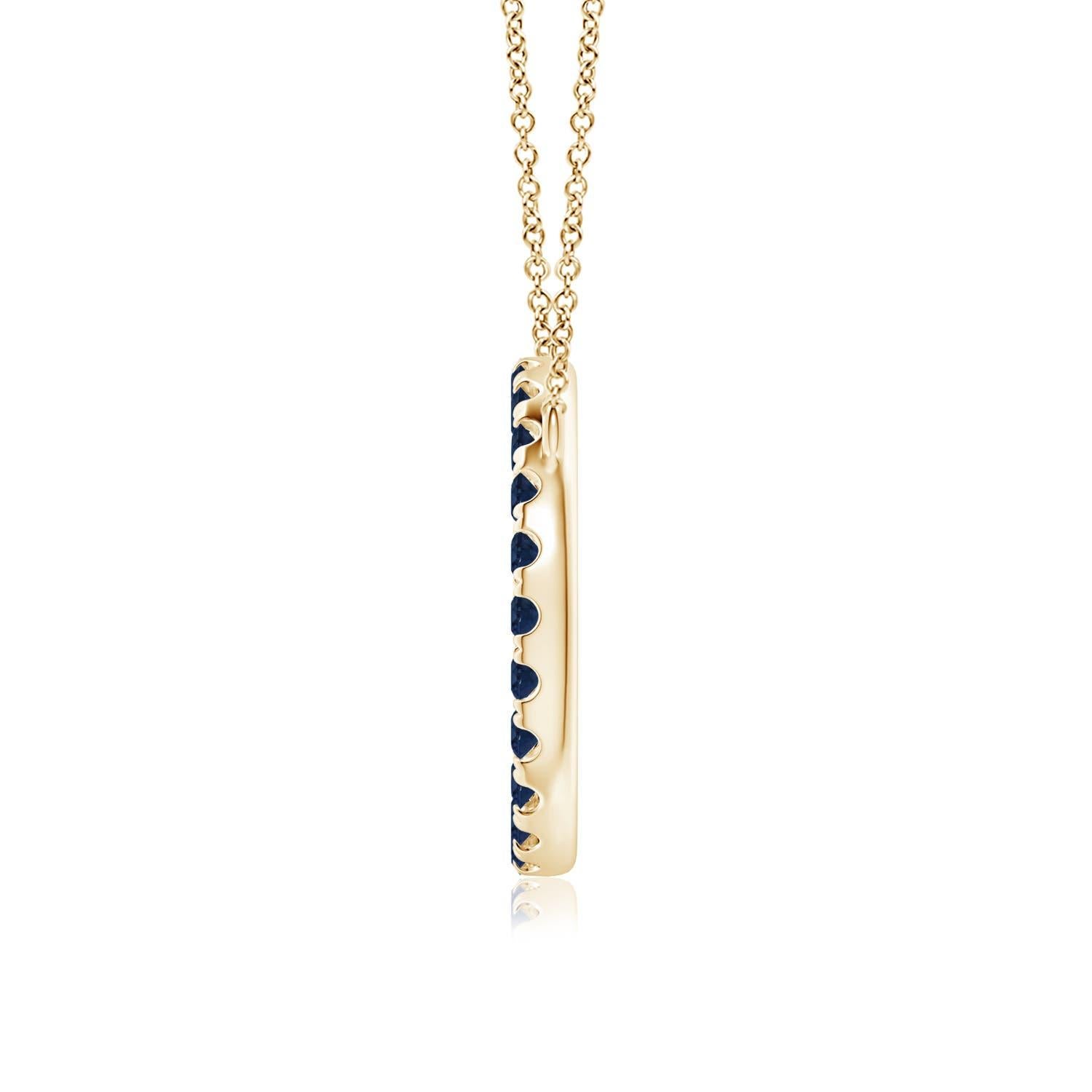 Eleganza semplice, questo ciondolo abbagliante presenta un cerchio aperto tempestato di zaffiri blu. Gli zaffiri rotondi sono meravigliosi e sembrano fluttuare sulla catena. Questo raffinato ciondolo a forma di cerchio con zaffiro è realizzato in