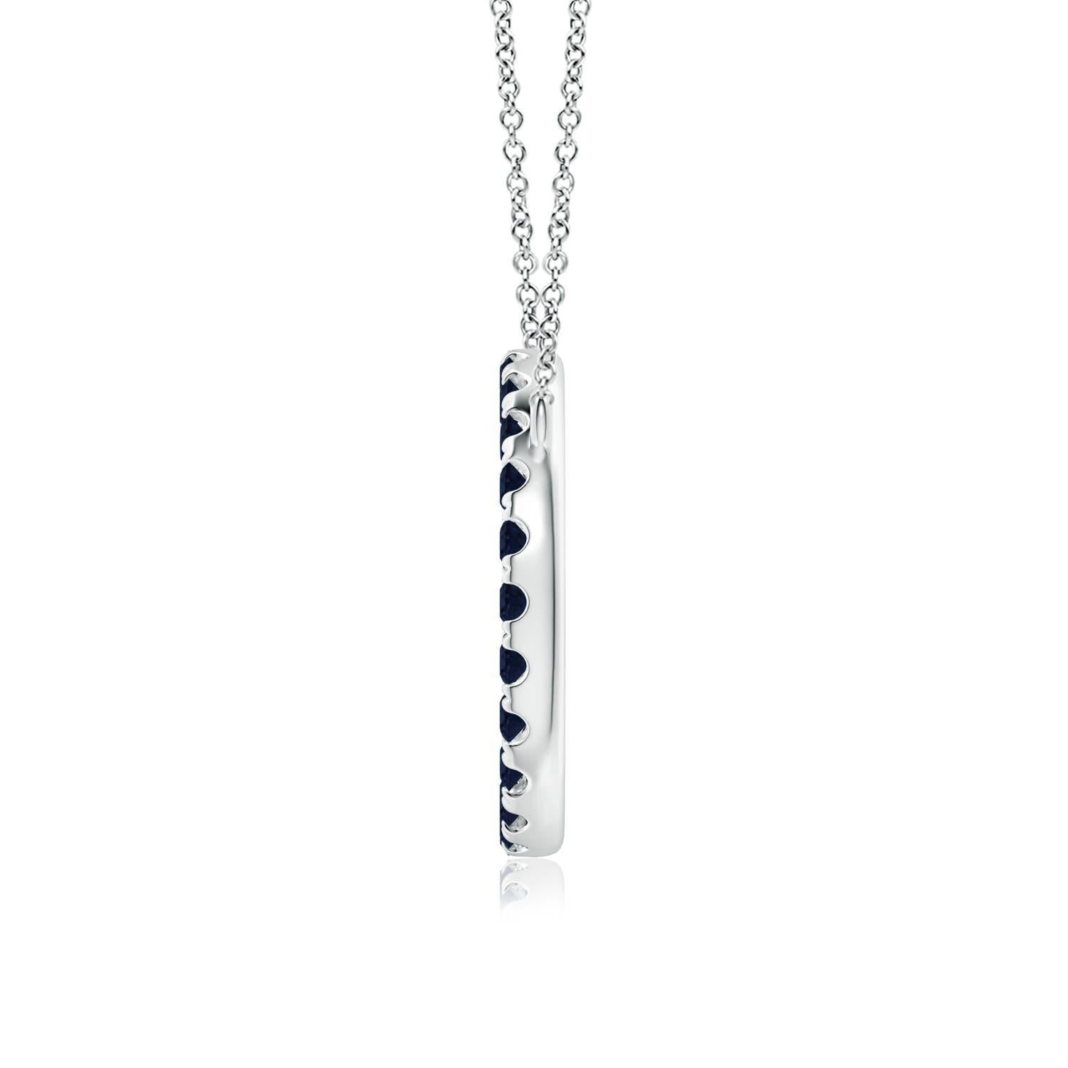 Eleganza semplice, questo ciondolo abbagliante presenta un cerchio aperto tempestato di zaffiri blu. Gli zaffiri rotondi sono meravigliosi e sembrano fluttuare sulla catena. Questo splendido ciondolo a forma di cerchio con zaffiro è realizzato in