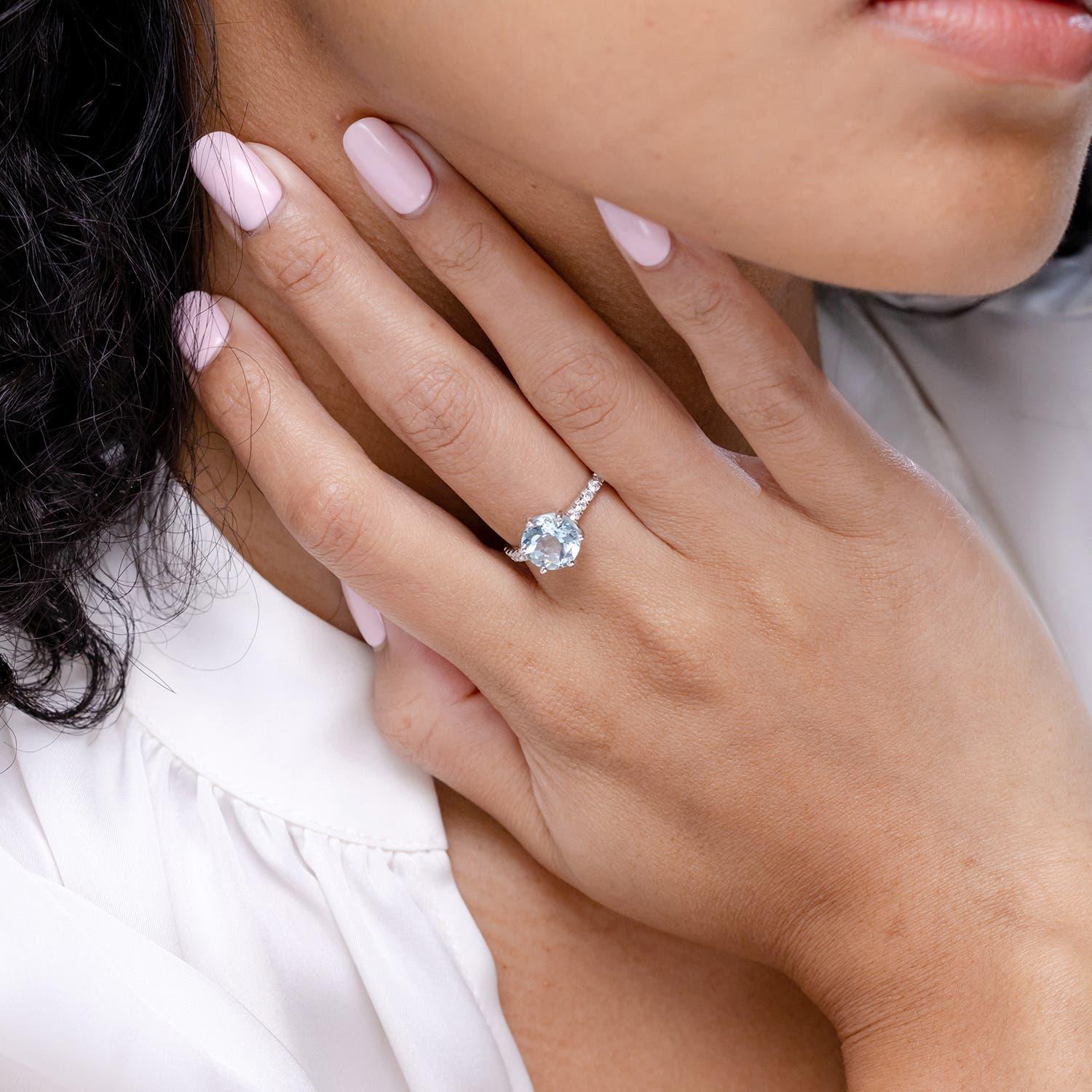 Angara natürlichen 2,3 ct Aquamarin Solitär Verlobungsring in 14K massivem Gold (Rundschliff) im Angebot