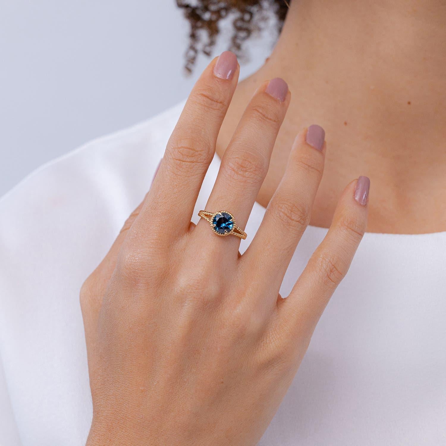 Moderno Anello con gambo diviso Angara Nature da 2,35 ct di Topazio Blu di Londra in oro massiccio 14 carati in vendita