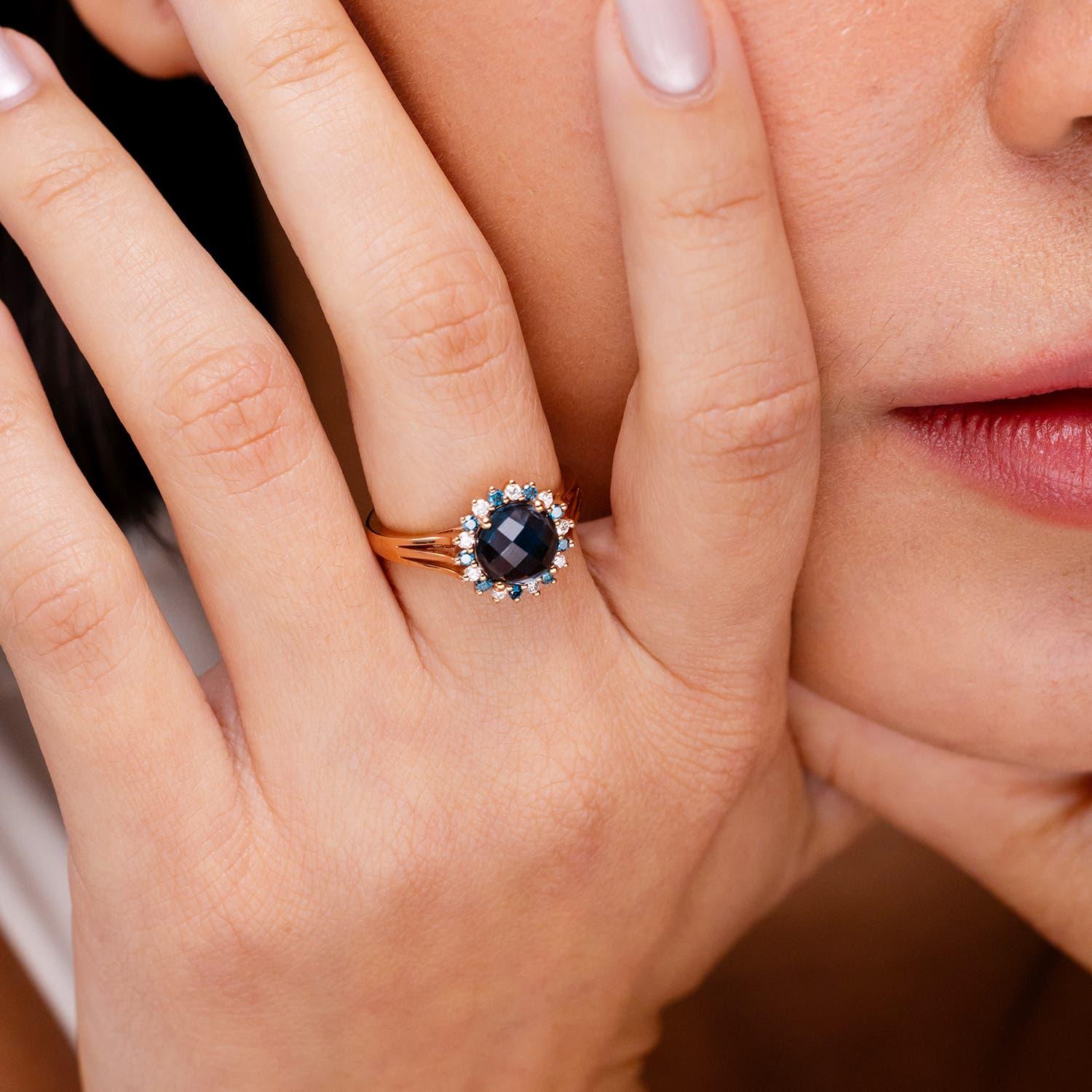 Angara natürlichen 2,45ct Londoner Blautopas Ring mit Diamant-Halo in 14K massivem Gold (Moderne) im Angebot