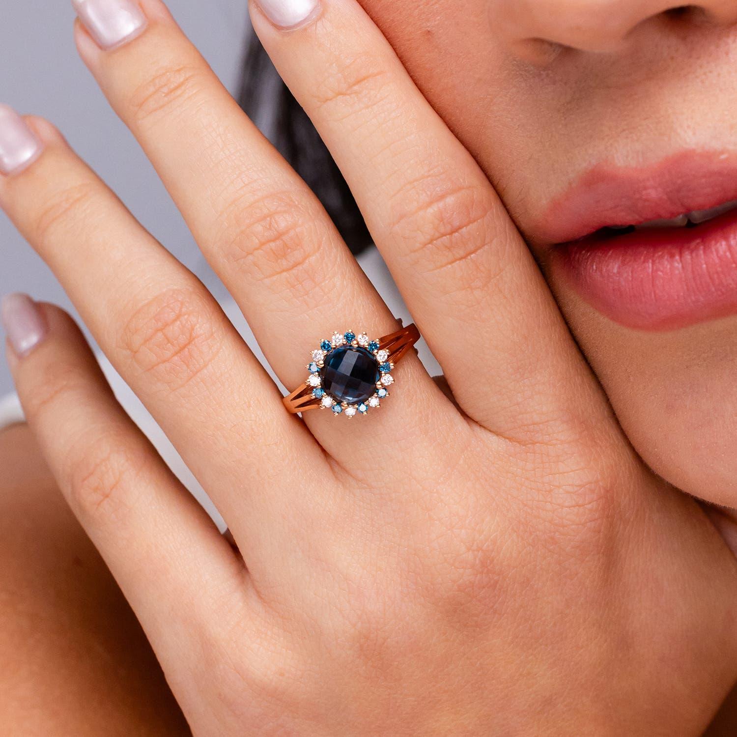 Angara natürlichen 2,45ct Londoner Blautopas Ring mit Diamant-Halo in 14K massivem Gold (Rundschliff) im Angebot