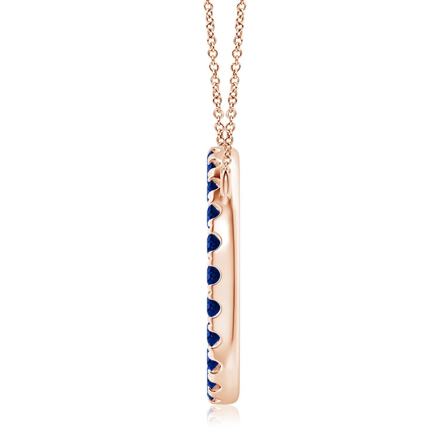 Eleganza semplice, questo ciondolo abbagliante presenta un cerchio aperto tempestato di zaffiri blu. Gli zaffiri rotondi sono meravigliosi e sembrano fluttuare sulla catena. Questo raffinato ciondolo a forma di cerchio con zaffiro è realizzato in