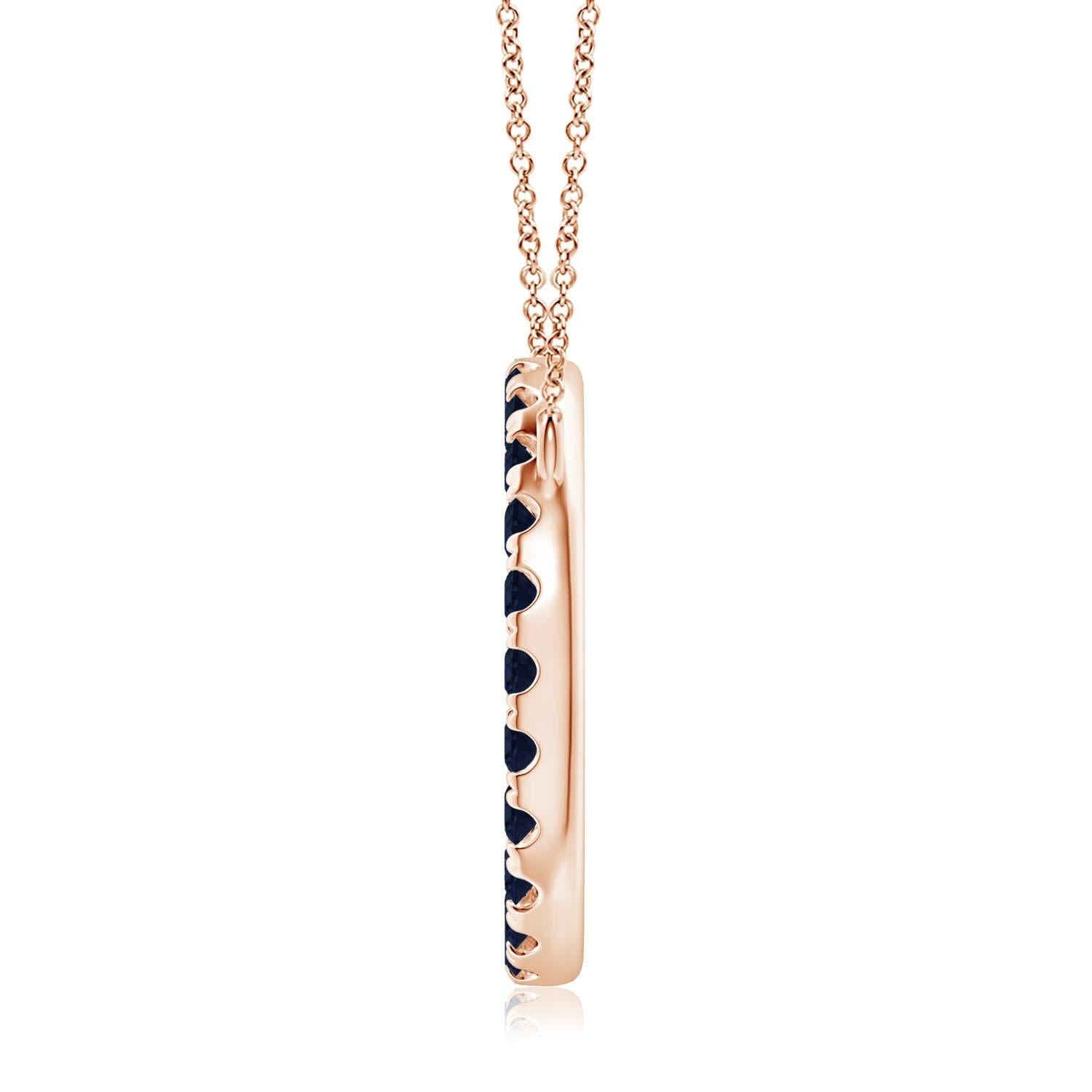 Eleganza semplice, questo ciondolo abbagliante presenta un cerchio aperto tempestato di zaffiri blu. Gli zaffiri rotondi sono meravigliosi e sembrano fluttuare sulla catena. Questo raffinato ciondolo a forma di cerchio con zaffiro è realizzato in