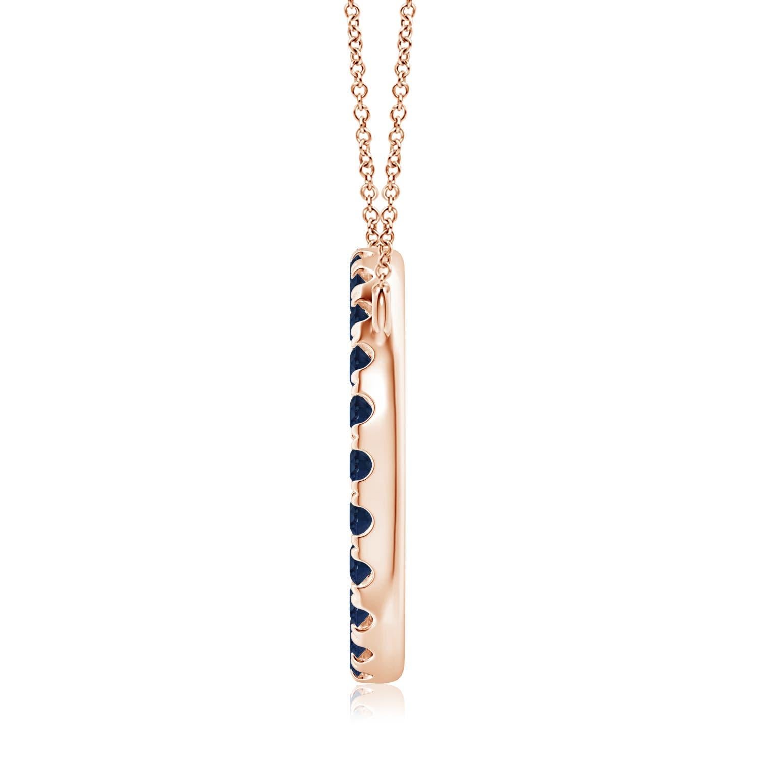 Eleganza semplice, questo ciondolo abbagliante presenta un cerchio aperto tempestato di zaffiri blu. Gli zaffiri rotondi sono meravigliosi e sembrano fluttuare sulla catena. Questo raffinato ciondolo a forma di cerchio con zaffiro è realizzato in