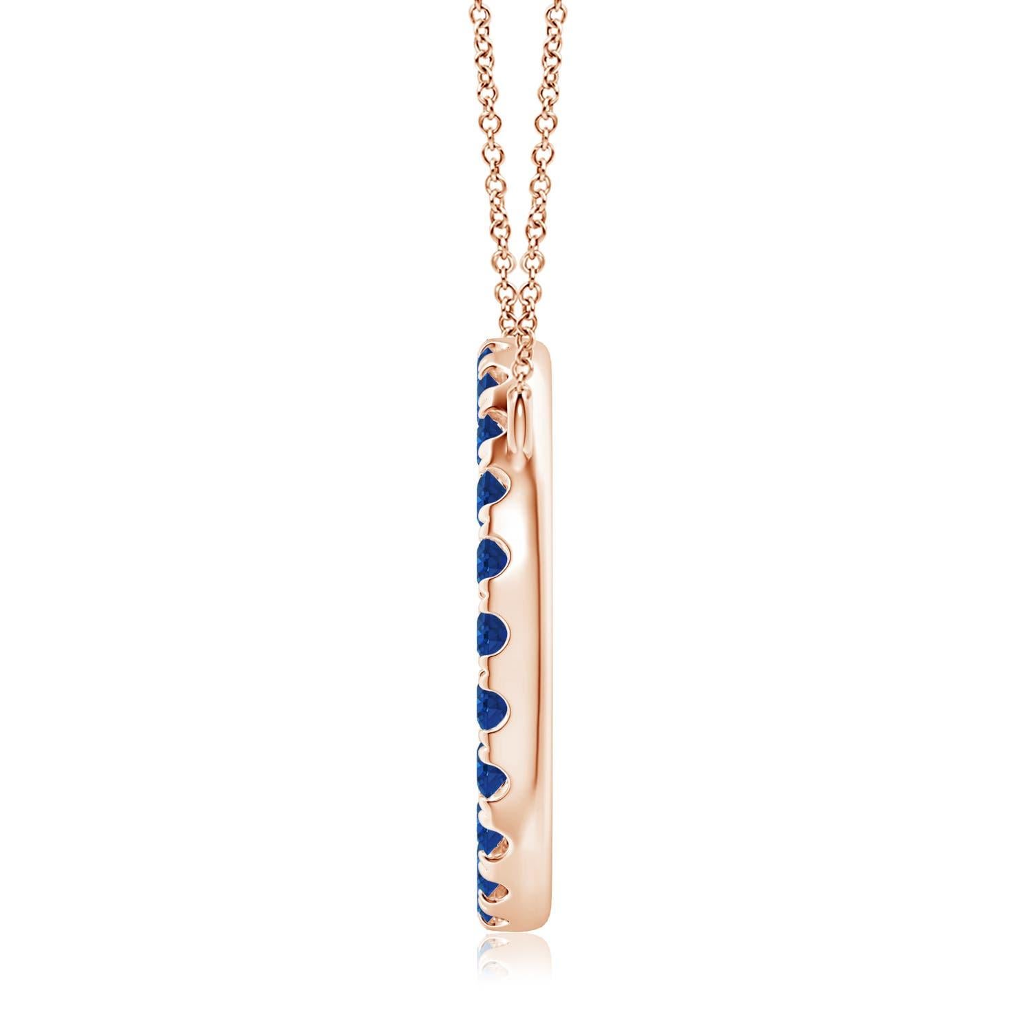 Eleganza semplice, questo ciondolo abbagliante presenta un cerchio aperto tempestato di zaffiri blu. Gli zaffiri rotondi sono meravigliosi e sembrano fluttuare sulla catena. Questo raffinato ciondolo a forma di cerchio con zaffiro è realizzato in
