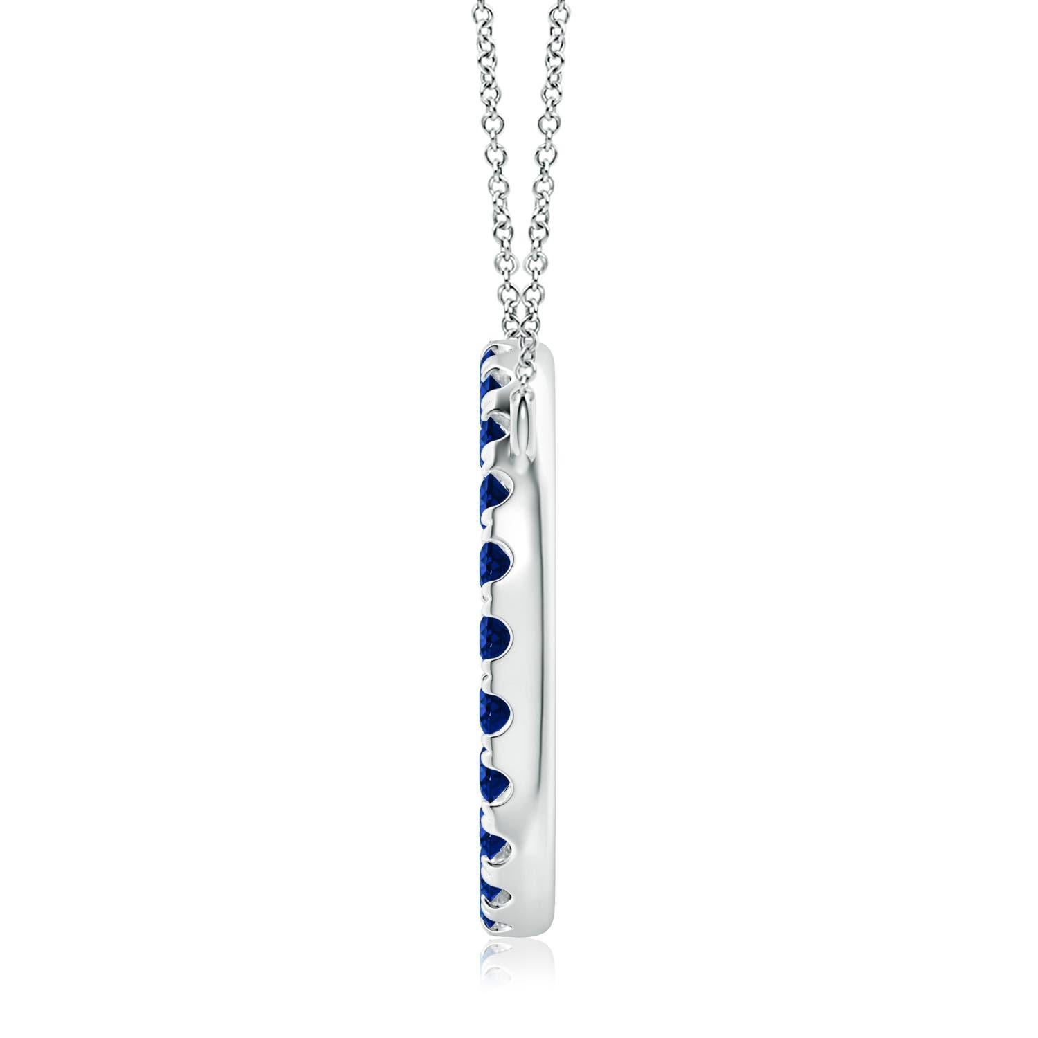 Eleganza semplice, questo ciondolo abbagliante presenta un cerchio aperto tempestato di zaffiri blu. Gli zaffiri rotondi sono meravigliosi e sembrano fluttuare sulla catena. Questo splendido ciondolo a forma di cerchio con zaffiro è realizzato in