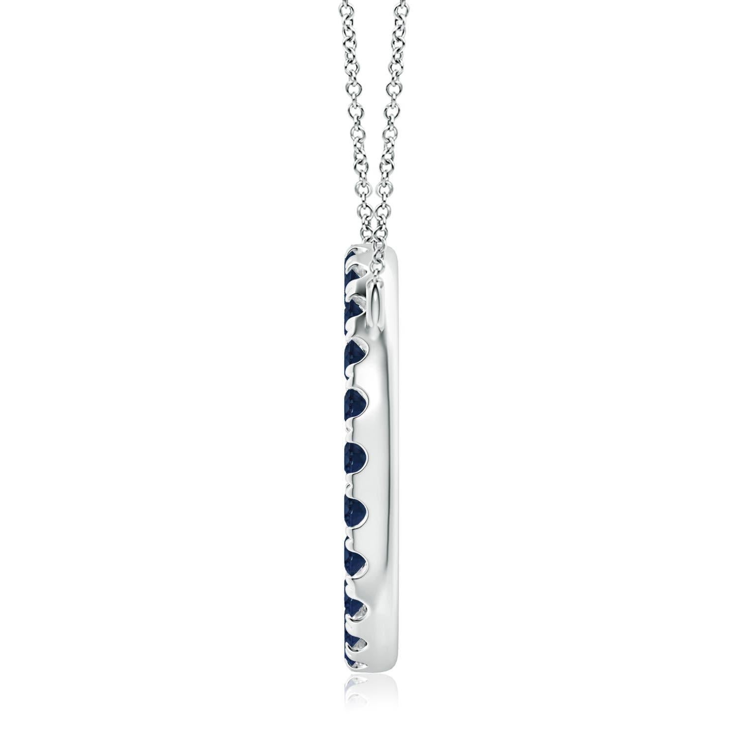 Eleganza semplice, questo ciondolo abbagliante presenta un cerchio aperto tempestato di zaffiri blu. Gli zaffiri rotondi sono meravigliosi e sembrano fluttuare sulla catena. Questo splendido ciondolo a forma di cerchio con zaffiro è realizzato in