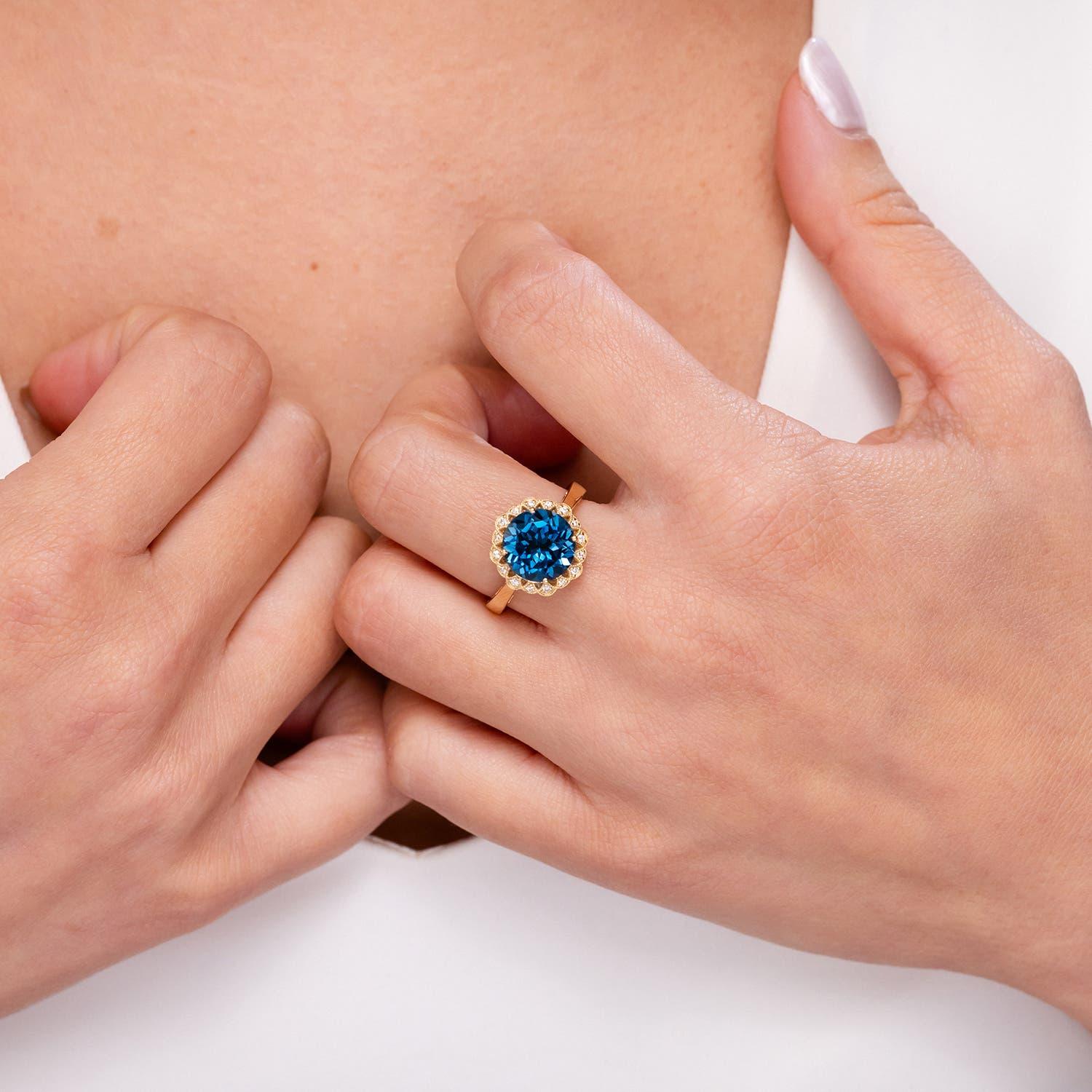 Angara natürlichen 4,2 ct London Blue Topaz Scalloped Halo Ring in 14K massivem Gold (Moderne) im Angebot