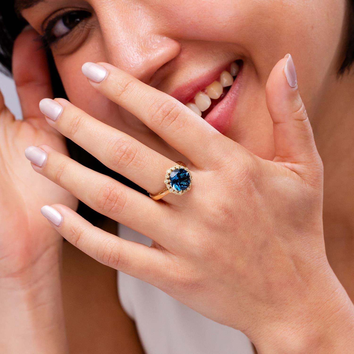 Angara natürlichen 4,2 ct London Blue Topaz Scalloped Halo Ring in 14K massivem Gold (Rundschliff) im Angebot