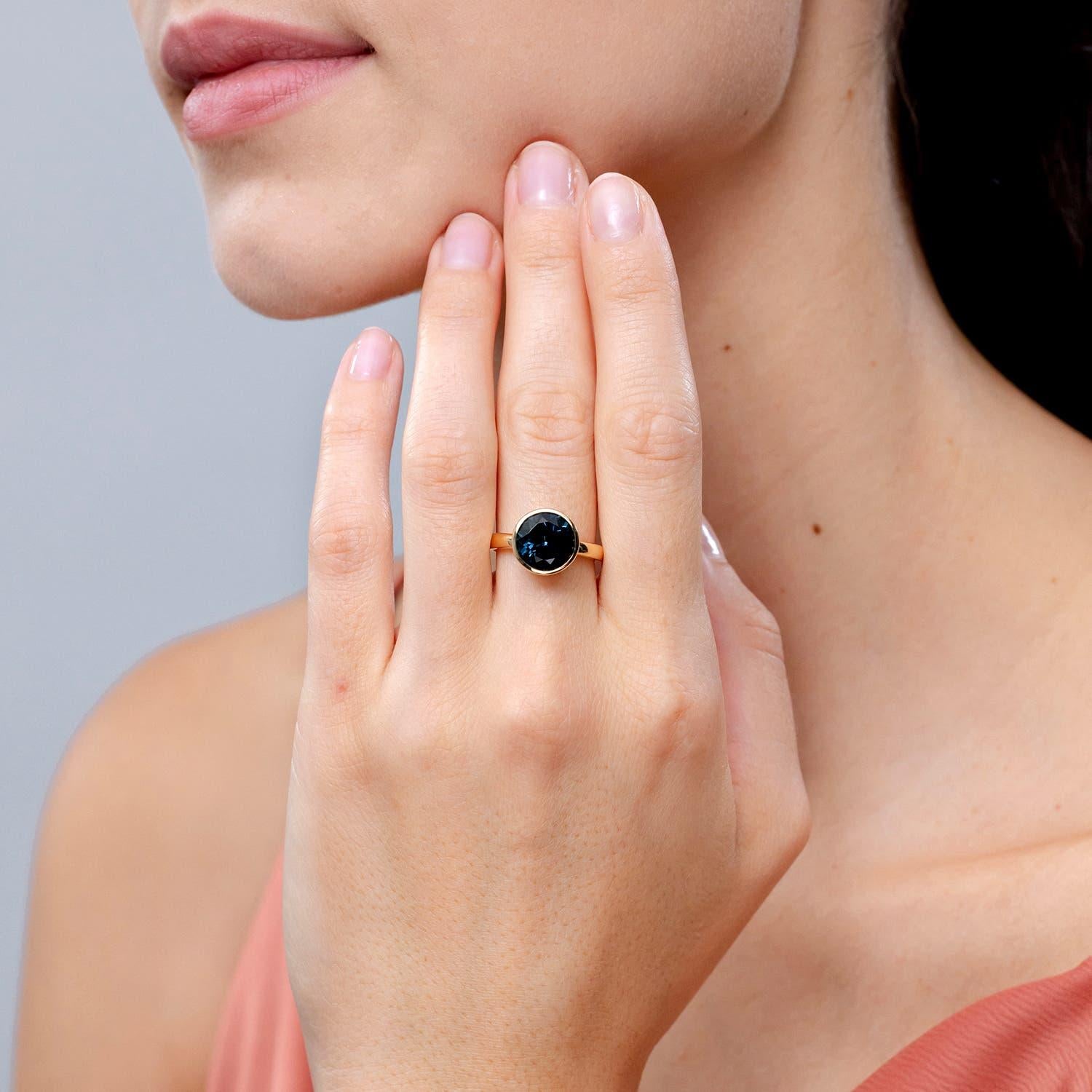 Angara Natürlicher 4,2 ct Londoner Blautopas Solitär Verlobungsring in 14K Gold (Moderne) im Angebot