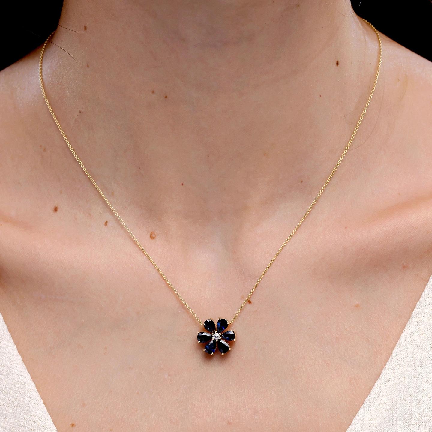 Colgante de racimo de flores de zafiro azul natural Angara de 6,9 ct en platino Moderno en venta