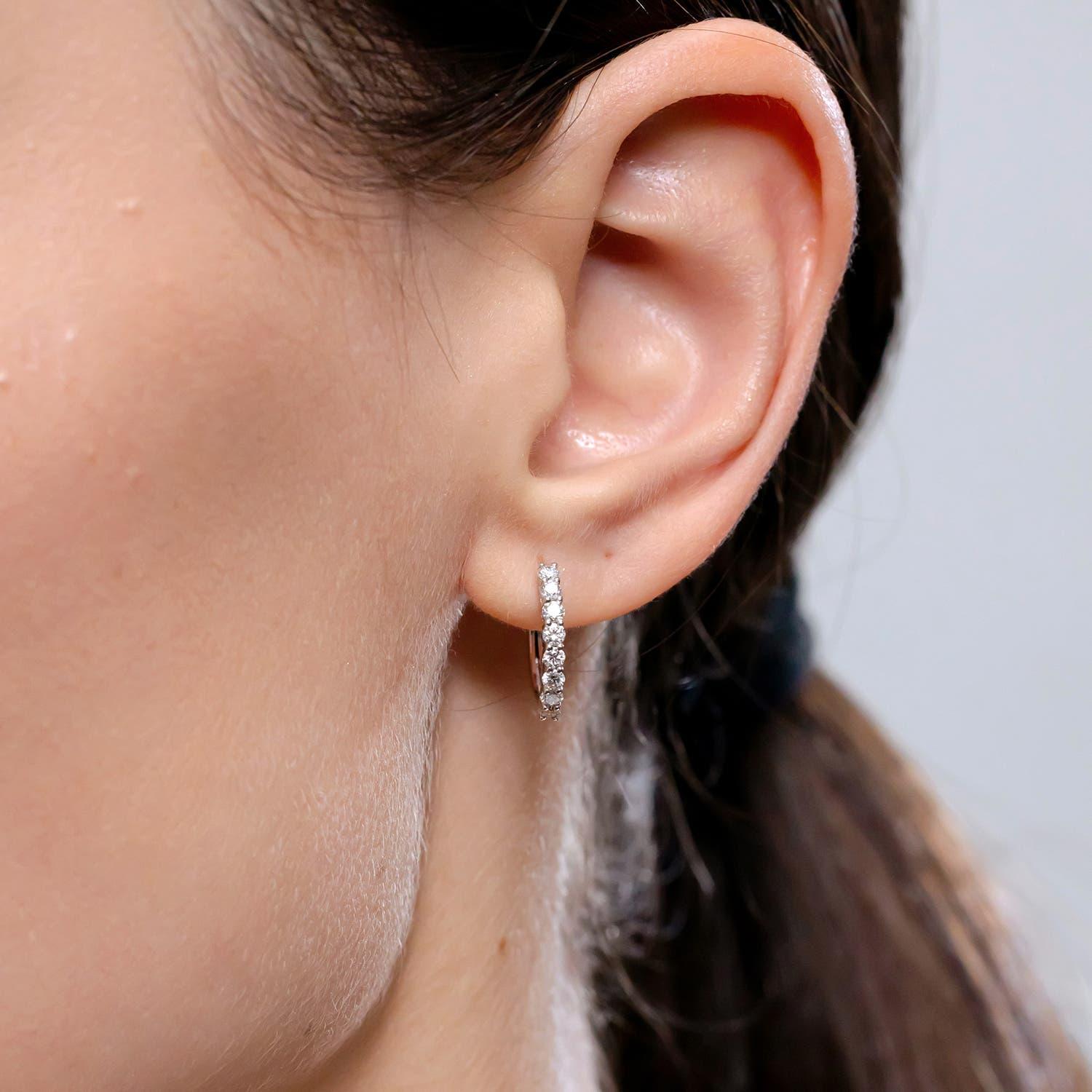 Moderne Angara - Créoles en or 14 carats serties de diamants naturels pour femmes en vente