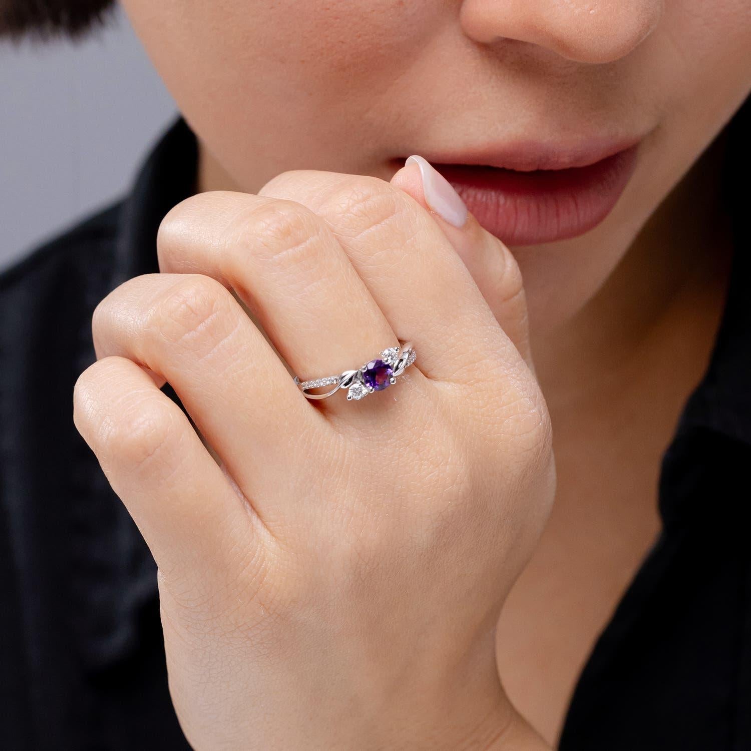 Anillo Angara de amatista natural y diamante en forma de vid retorcida en oro macizo de 14 quilates Corte redondo en venta