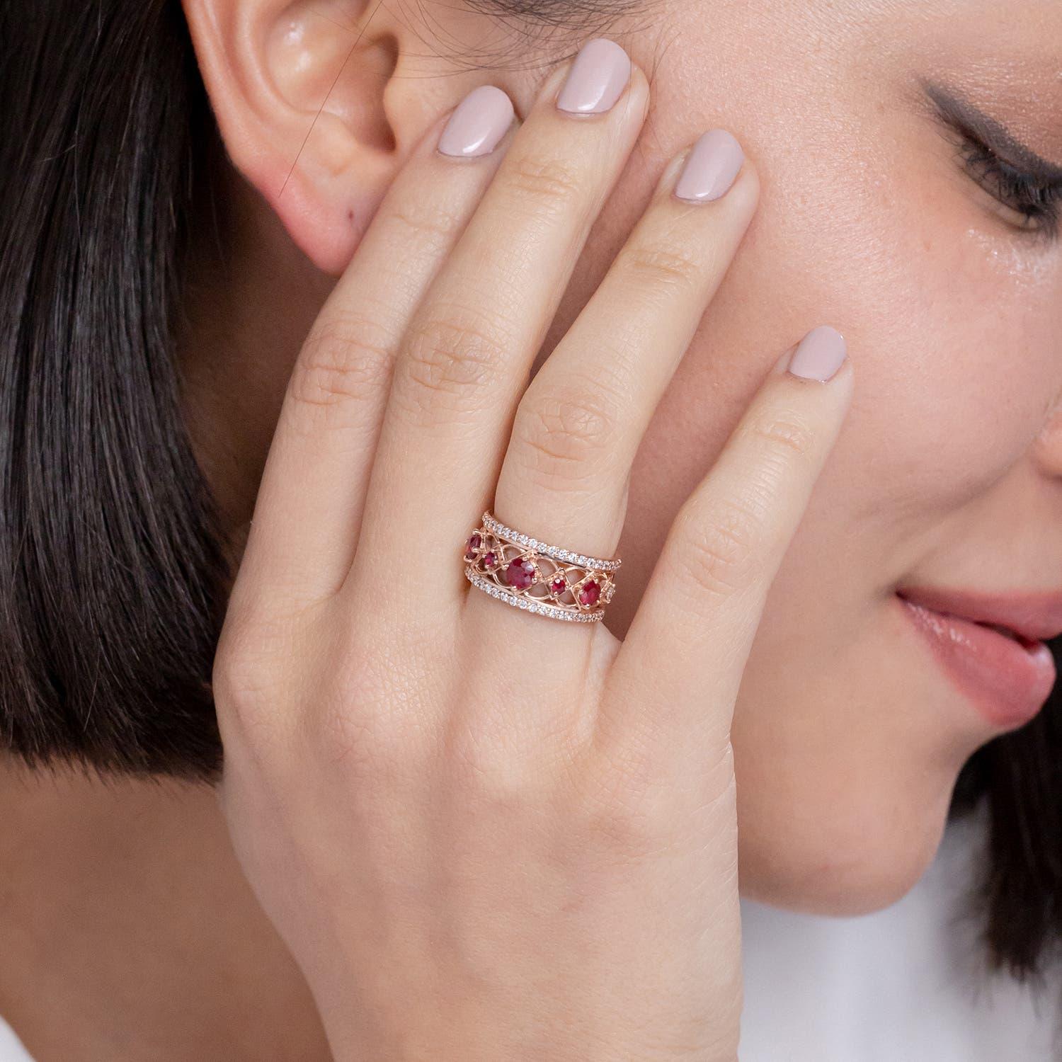 Angara Natural Art Deco inspiriert Rubin und Diamant-Ring in 14K massivem Gold (Rundschliff) im Angebot
