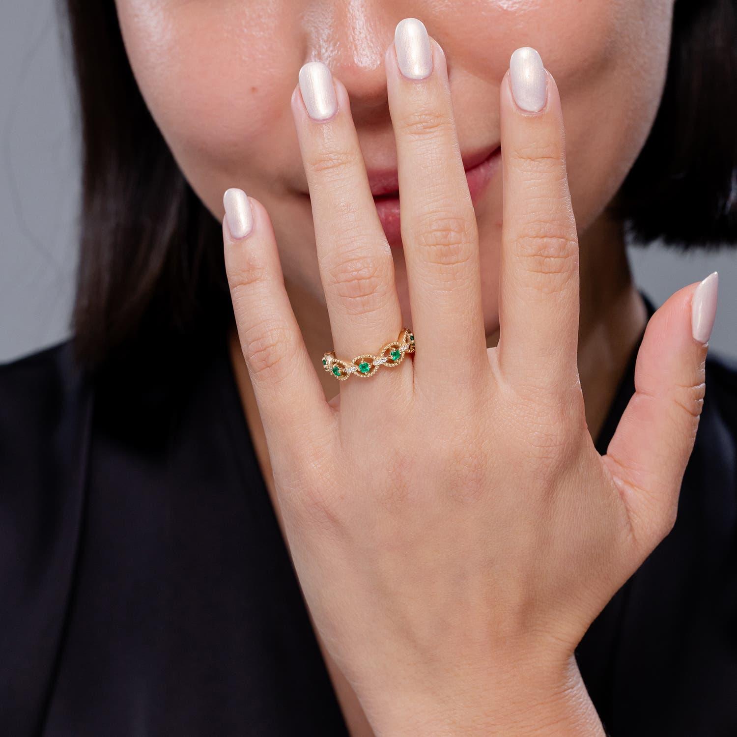 Angara natürlichen Art Deco Stil Smaragd gewellte Jahrestag Ring in 14K Gold im Zustand „Neu“ im Angebot in Los Angeles, CA