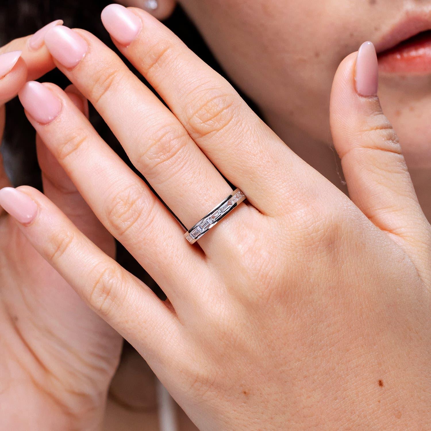 Angara natürlichen Baguette 1,65 ct Diamant Ewigkeit Ring in 14K massivem Gold (Moderne) im Angebot