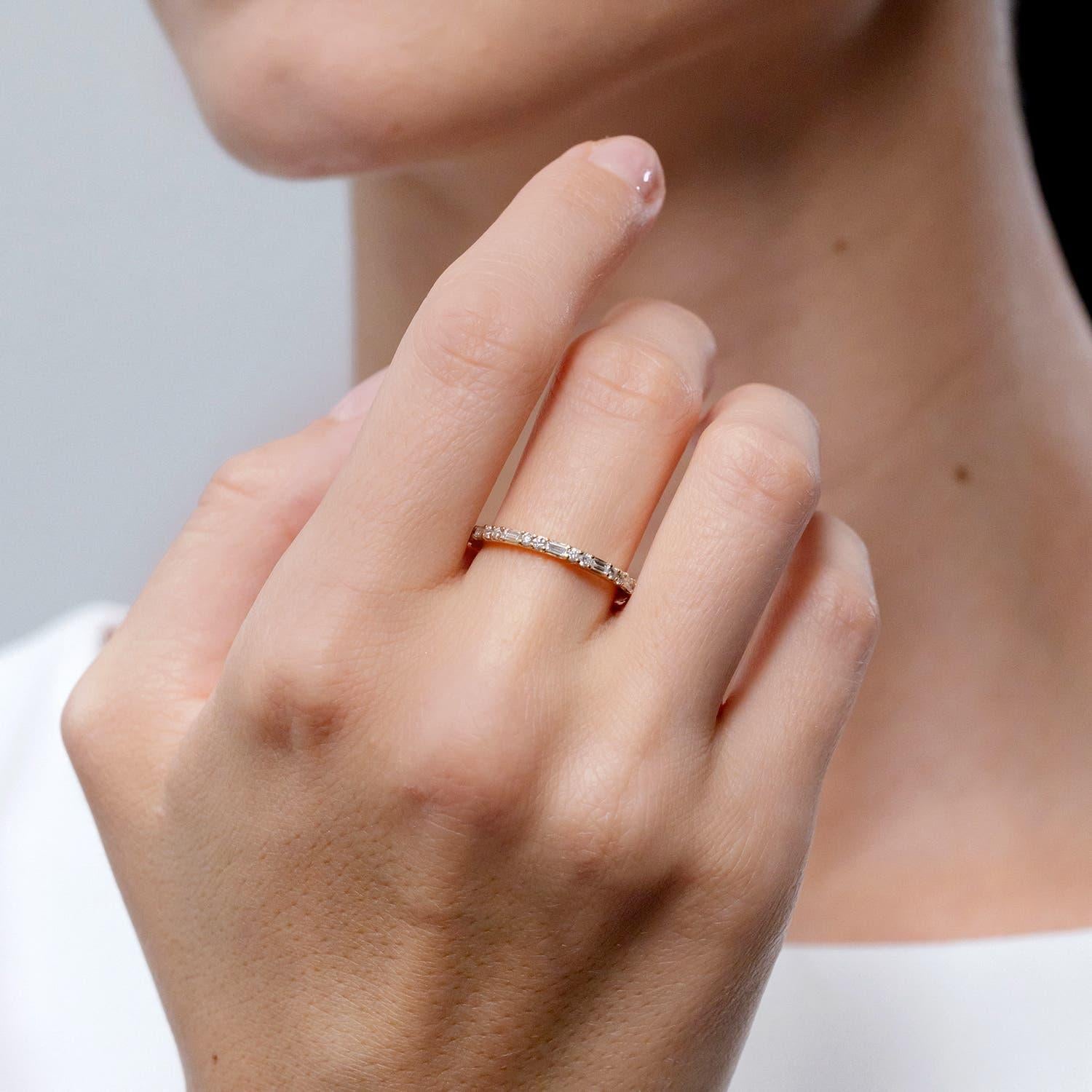 Moderno Angara Anello impilabile a mezza eternità con diamanti tondi e baguette naturali in oro 14K in vendita