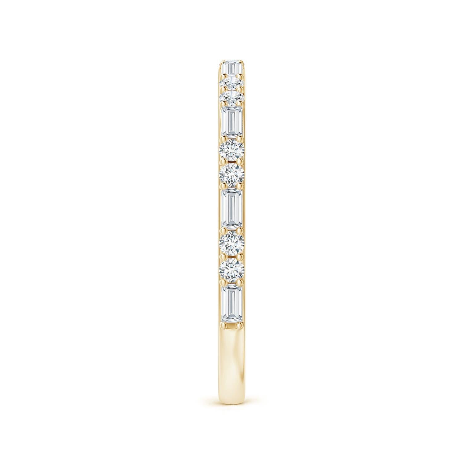 Taglio baguette Angara Anello impilabile a mezza eternità con diamanti tondi e baguette naturali in oro 14K in vendita