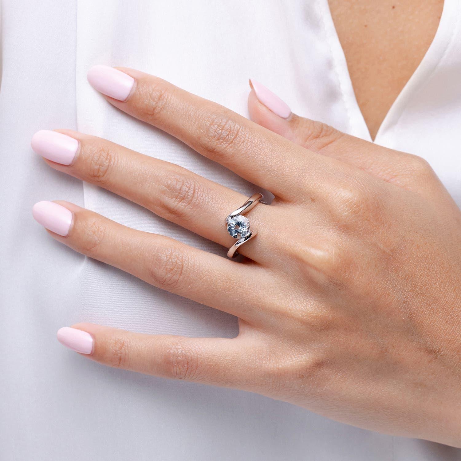 Angara natürlichen Bar-Set Solitär Runde 1,12ct Aquamarin Bypass Ring in 14K Gold (Moderne) im Angebot