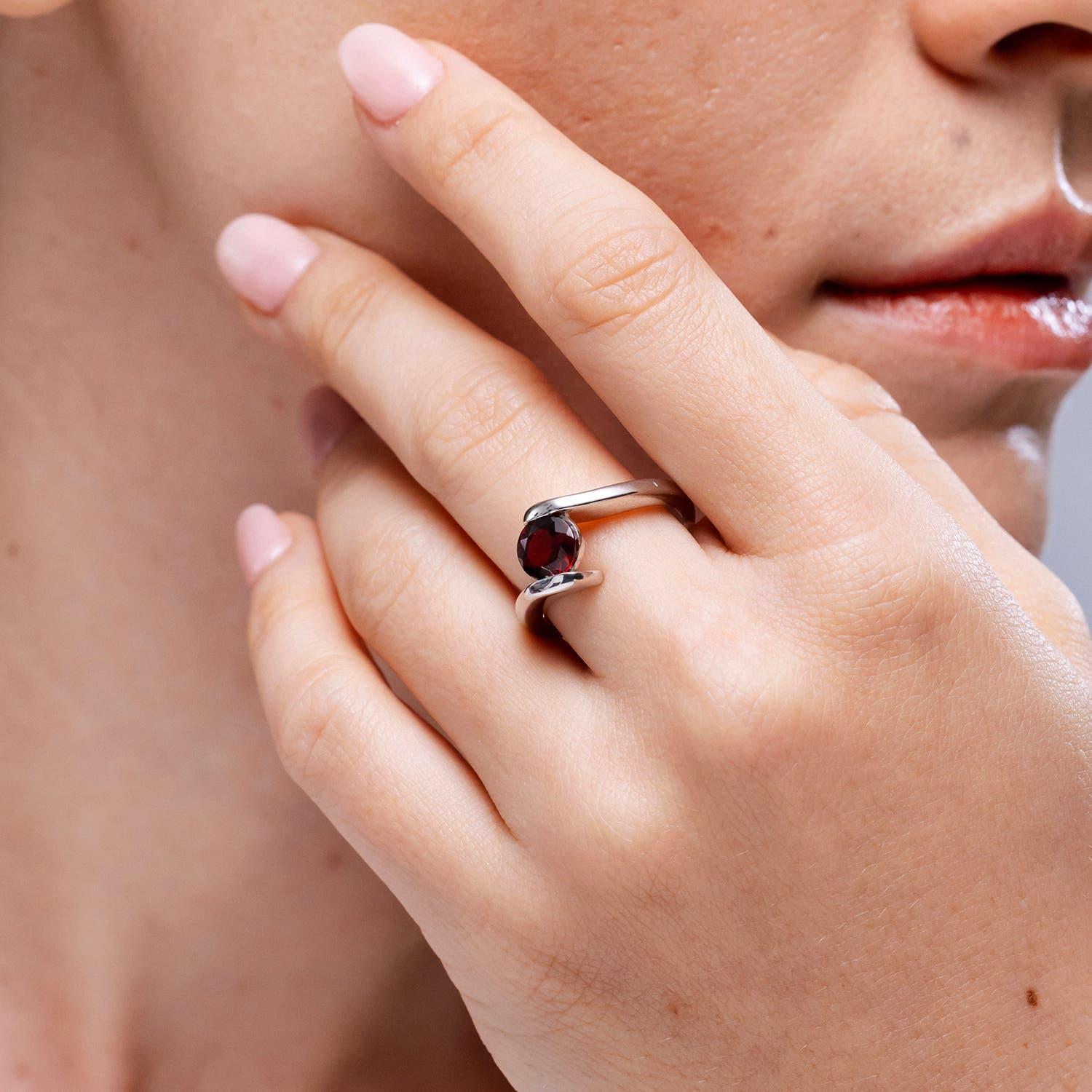 Angara Anillo Bypass con Solitario Natural en Barra Redondo 1,5 ct Granate en 14K Macizo Moderno en venta