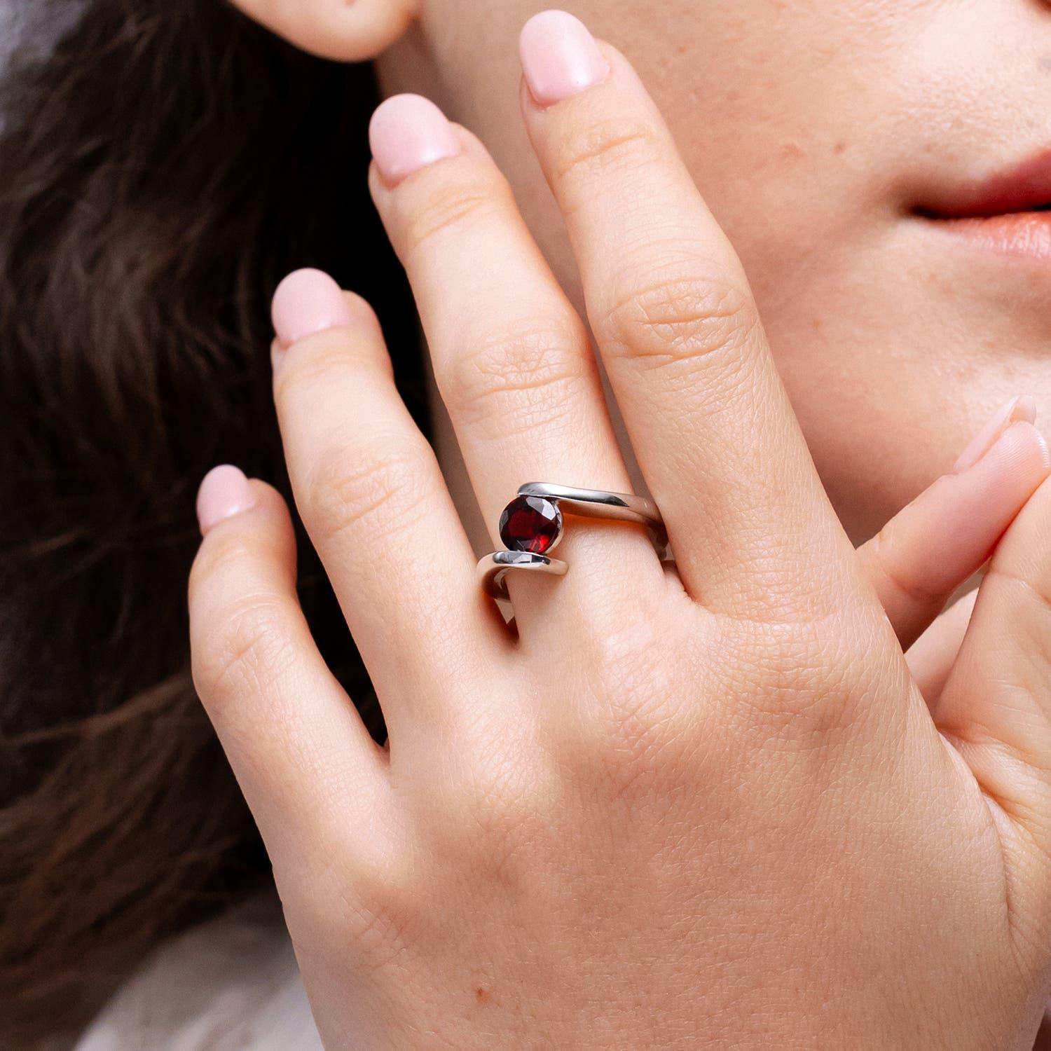 Angara Anillo Bypass con Solitario Natural en Barra Redondo 1,5 ct Granate en 14K Macizo Corte redondo en venta