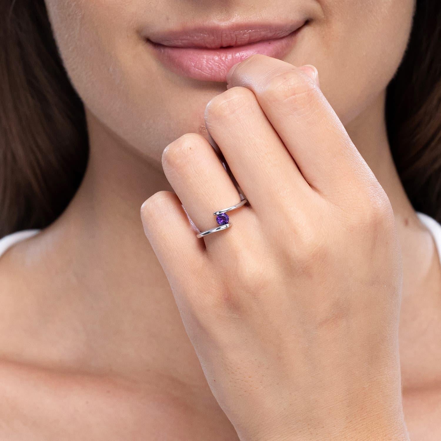Angara Anillo de oro macizo de 14 quilates con solitario natural de amatista redonda en forma de barra Moderno en venta
