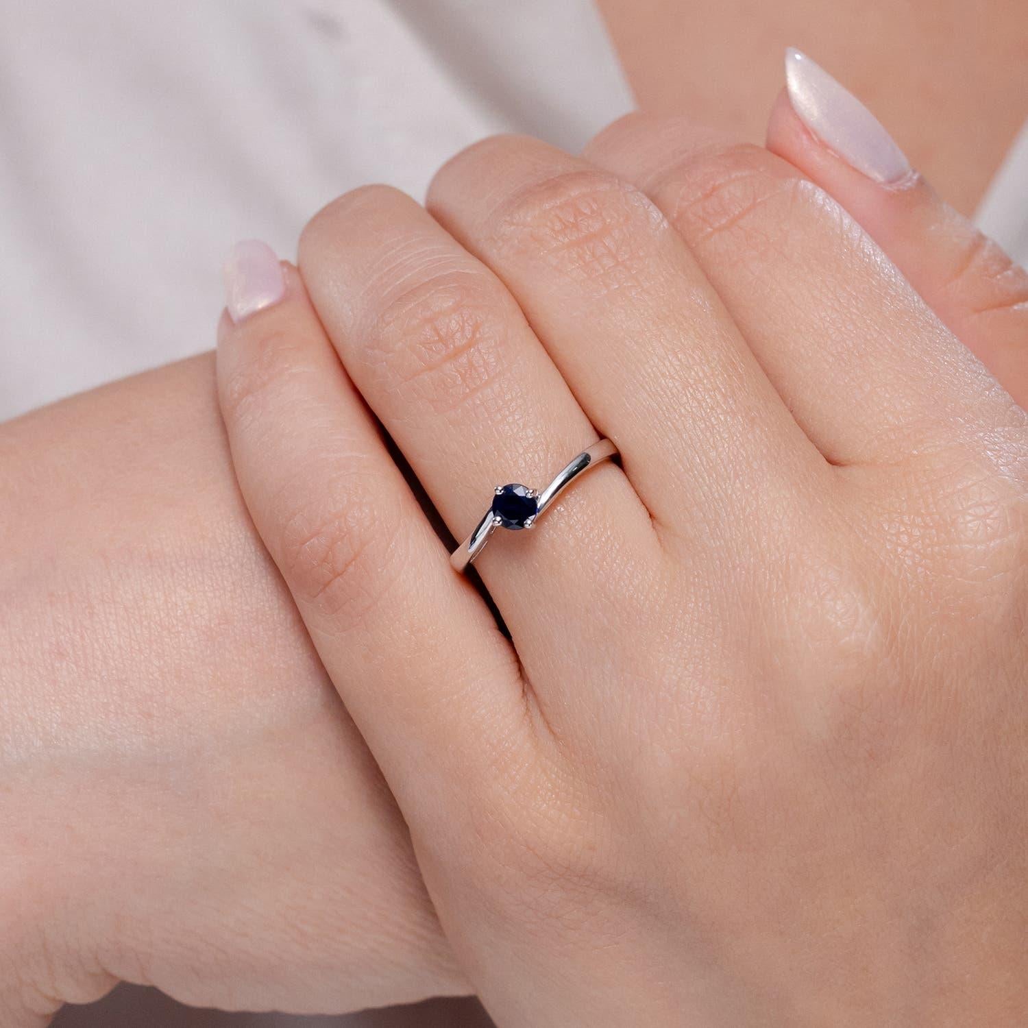 Angara natürlichen Bar-Set Solitär Runde Saphir Bypass-Ring in 14K massivem Gold (Moderne) im Angebot