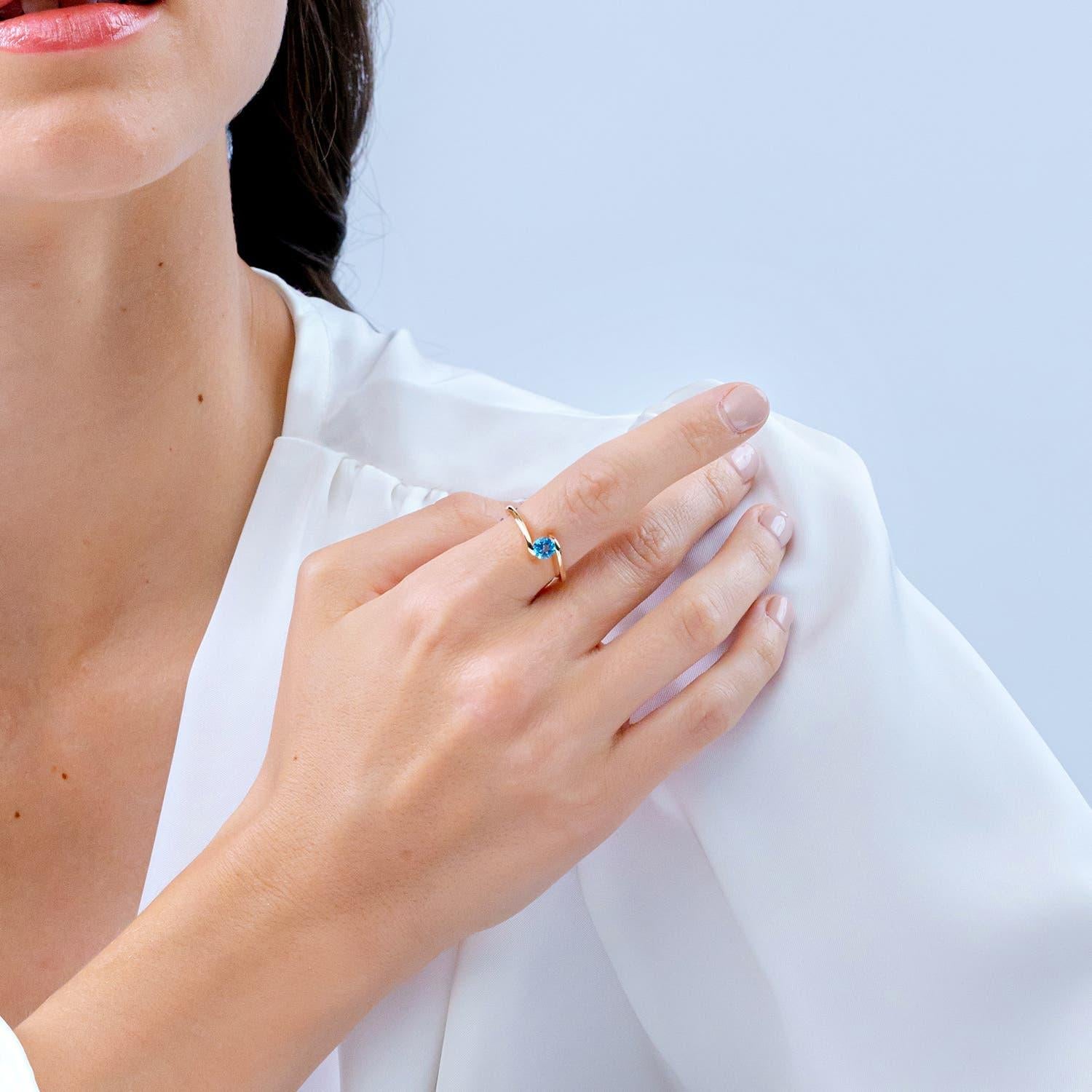 Angara Natural Bar-Set Solitär Runde Schweizer Blau Topas Bypass Ring in 14K Gold (Moderne) im Angebot