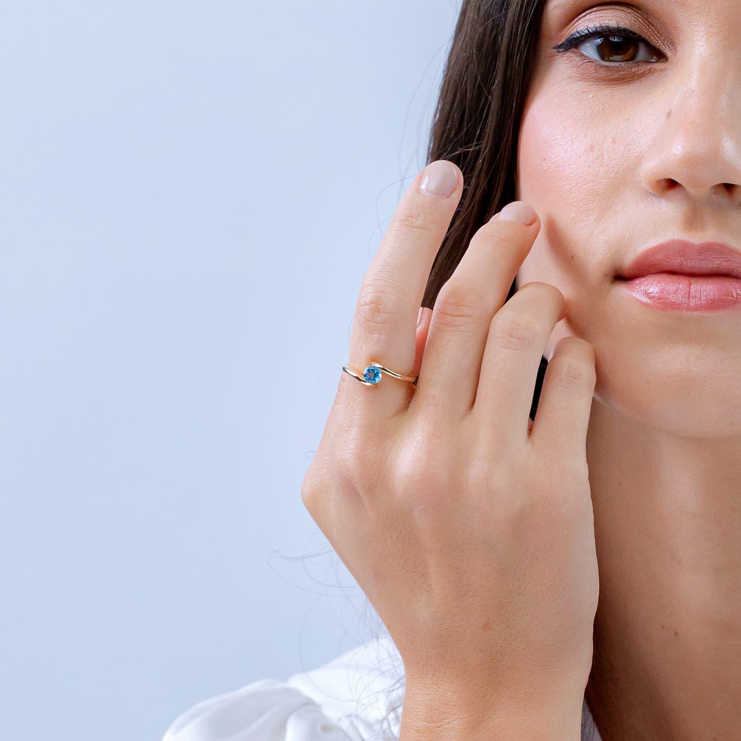 Angara Natural Bar-Set Solitär Runde Schweizer Blau Topas Bypass Ring in 14K Gold (Rundschliff) im Angebot