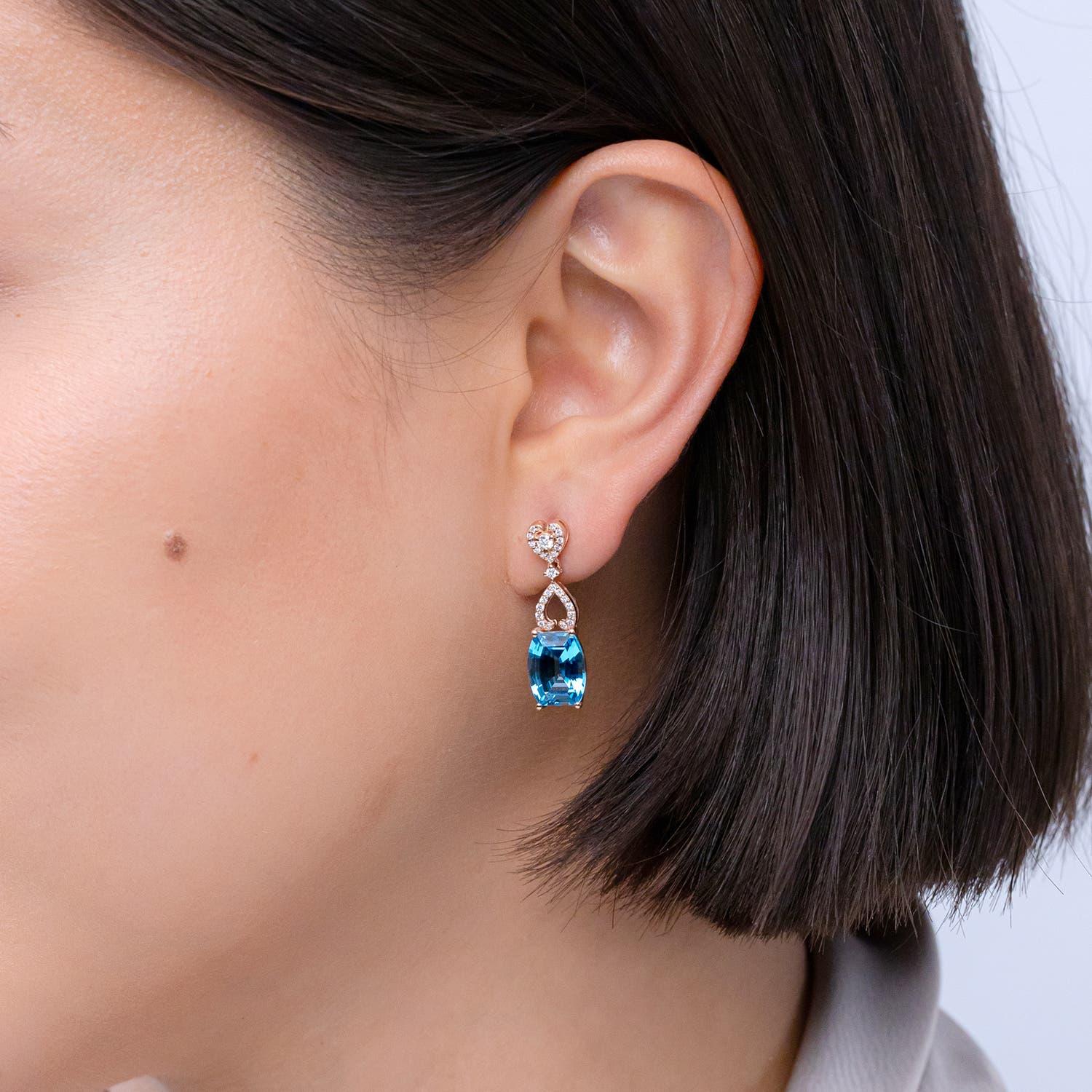 Angara Natürliche tonnenförmige 7 kt Schweizer Blautopas Ohrringe in 14K Gold (Moderne) im Angebot