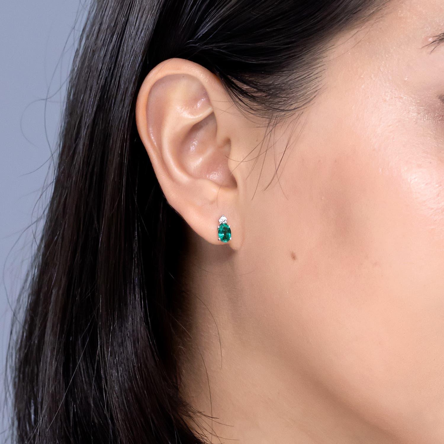 Moderne Angara - Boucles d'oreilles en or 14 carats avec émeraude ovale sertie d'un panier et d'un diamant en vente