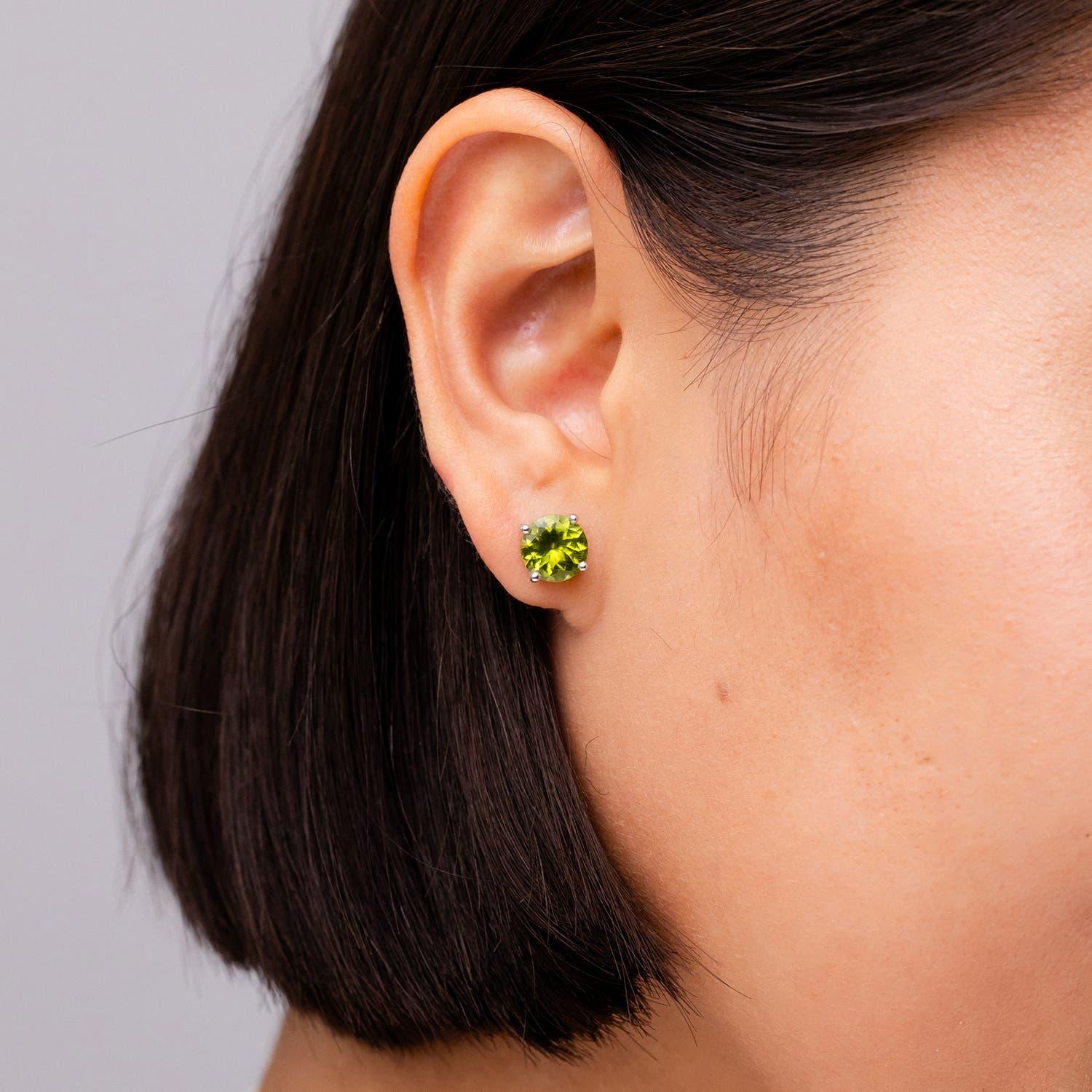 Moderne Angara Natural Basket-Set Round 4 ct Peridot Studs in 14K Solid Gold for Women (clous d'oreilles en or massif 14K) en vente