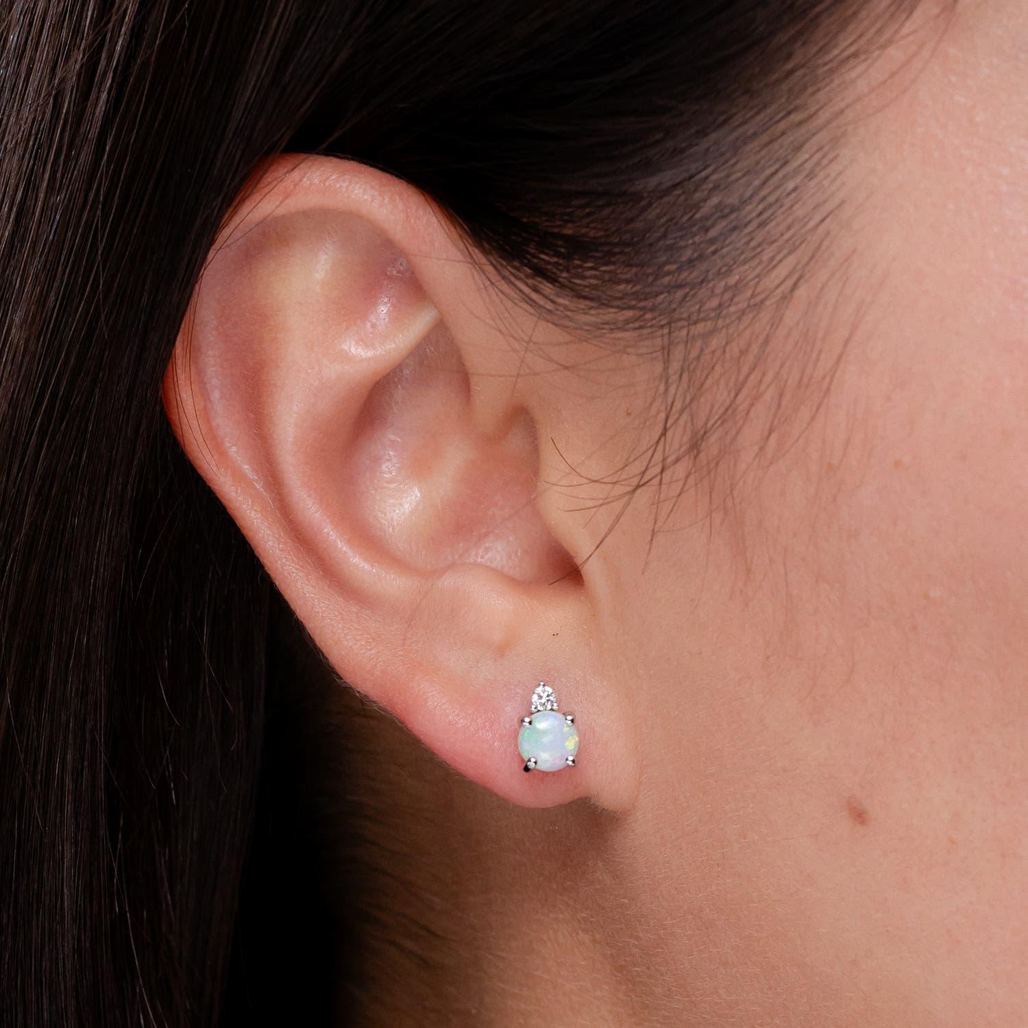 Moderne Angara - Boucle d'oreille en or massif 14 carats avec opale ronde sertie d'un panier et d'un diamant en vente