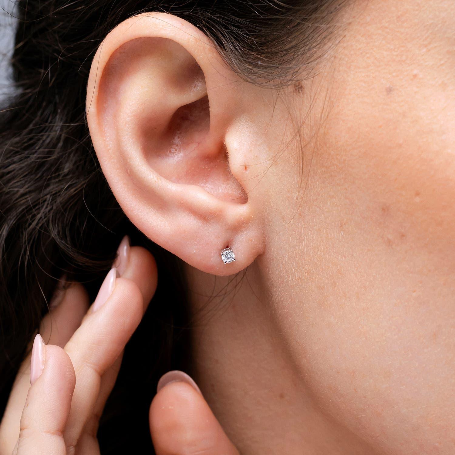 Taille ronde Angara - Boucles d'oreilles en or massif 14 carats avec solitaire en diamant serti en corbeille en vente